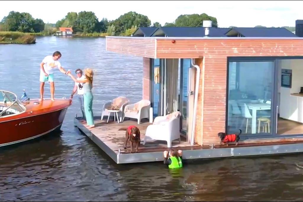 6-pers houseboat Amsterdam view 4