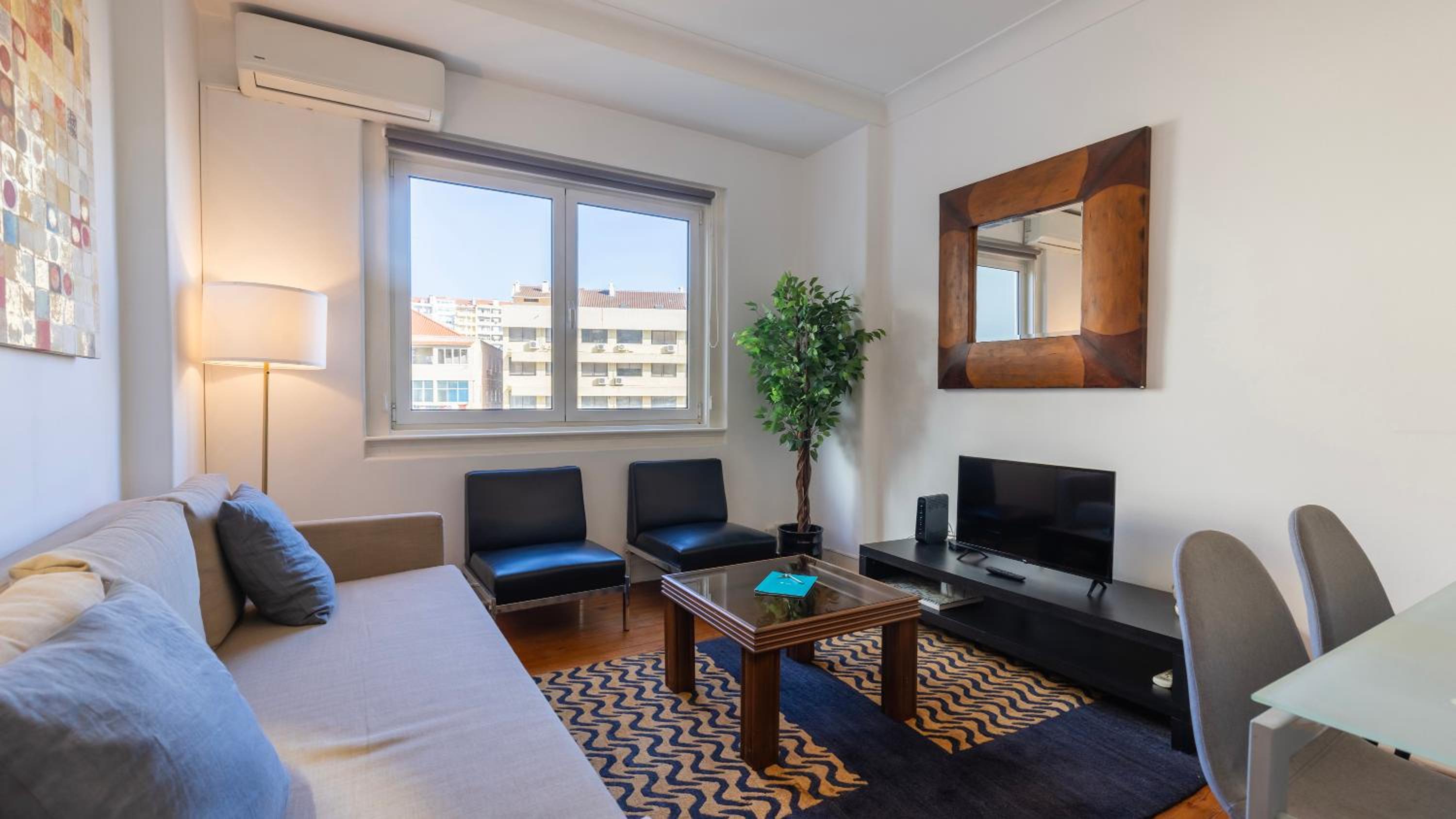 2BDR Apt with Full Kitchen on Avenida da Liberdade view 3