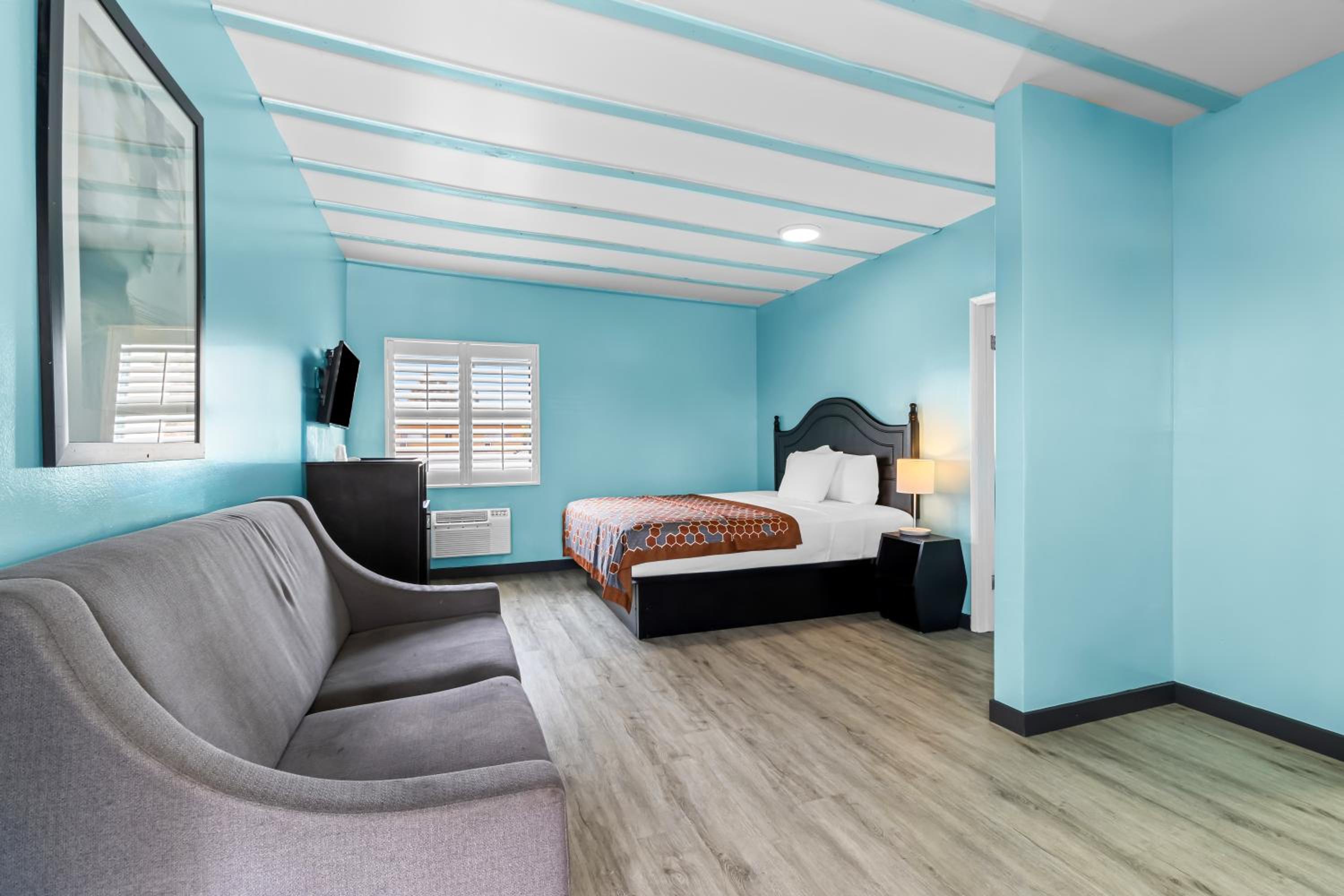 Rodeway Inn & Suites North Hollywood Burbank Airport - Universal Area