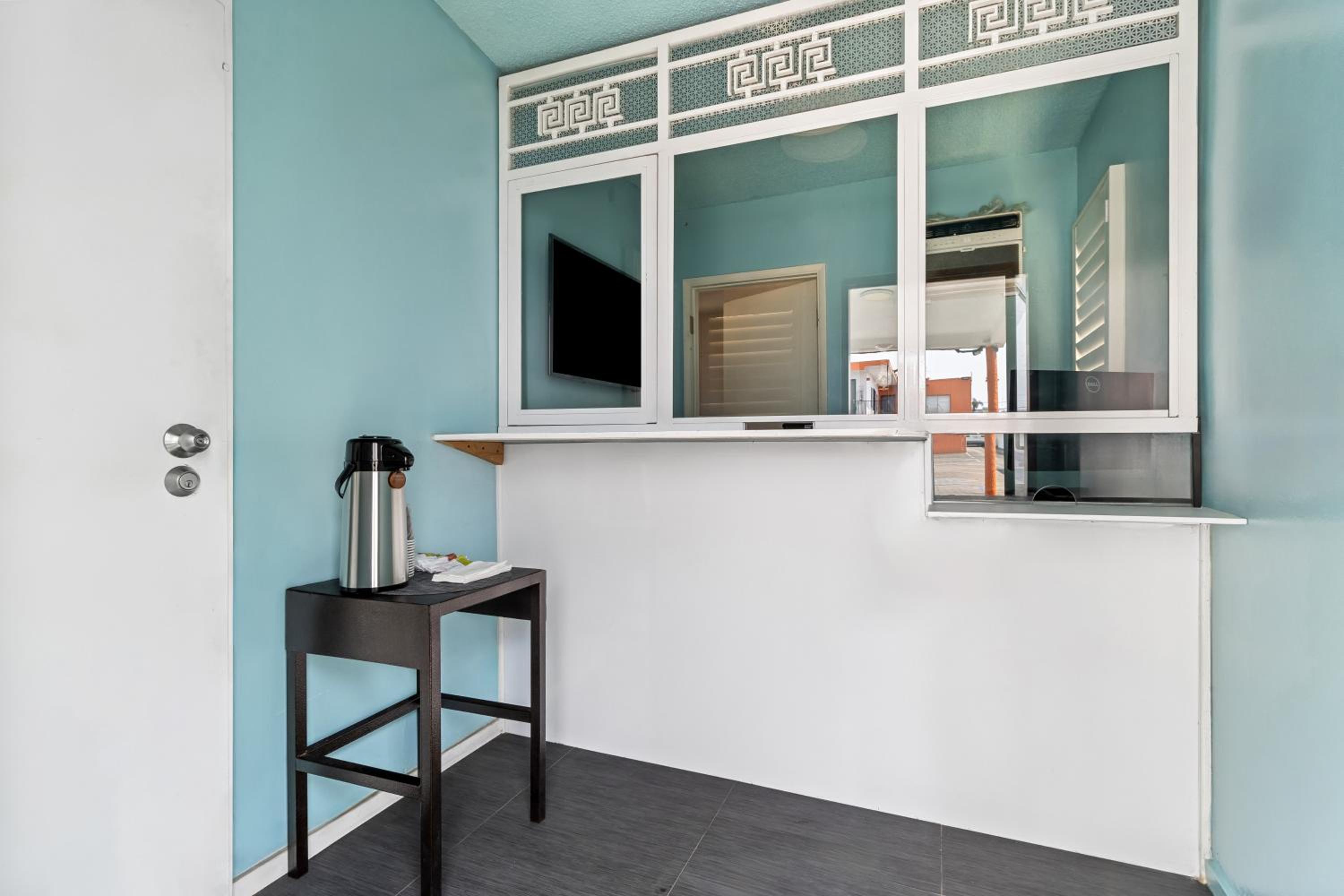 Rodeway Inn & Suites North Hollywood Burbank Airport - Universal Area