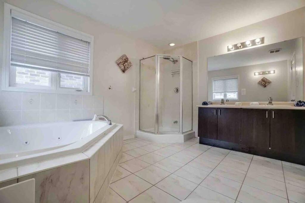 Private Room with En Suite Bathroom and Hot Tub