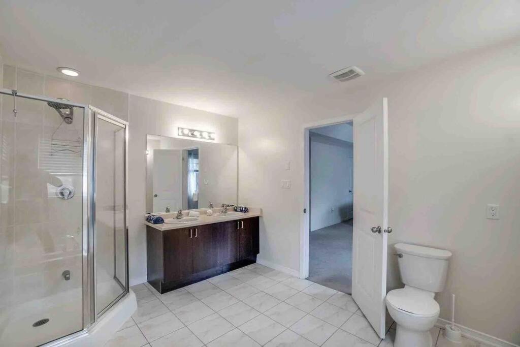 Private Room with En Suite Bathroom and Hot Tub