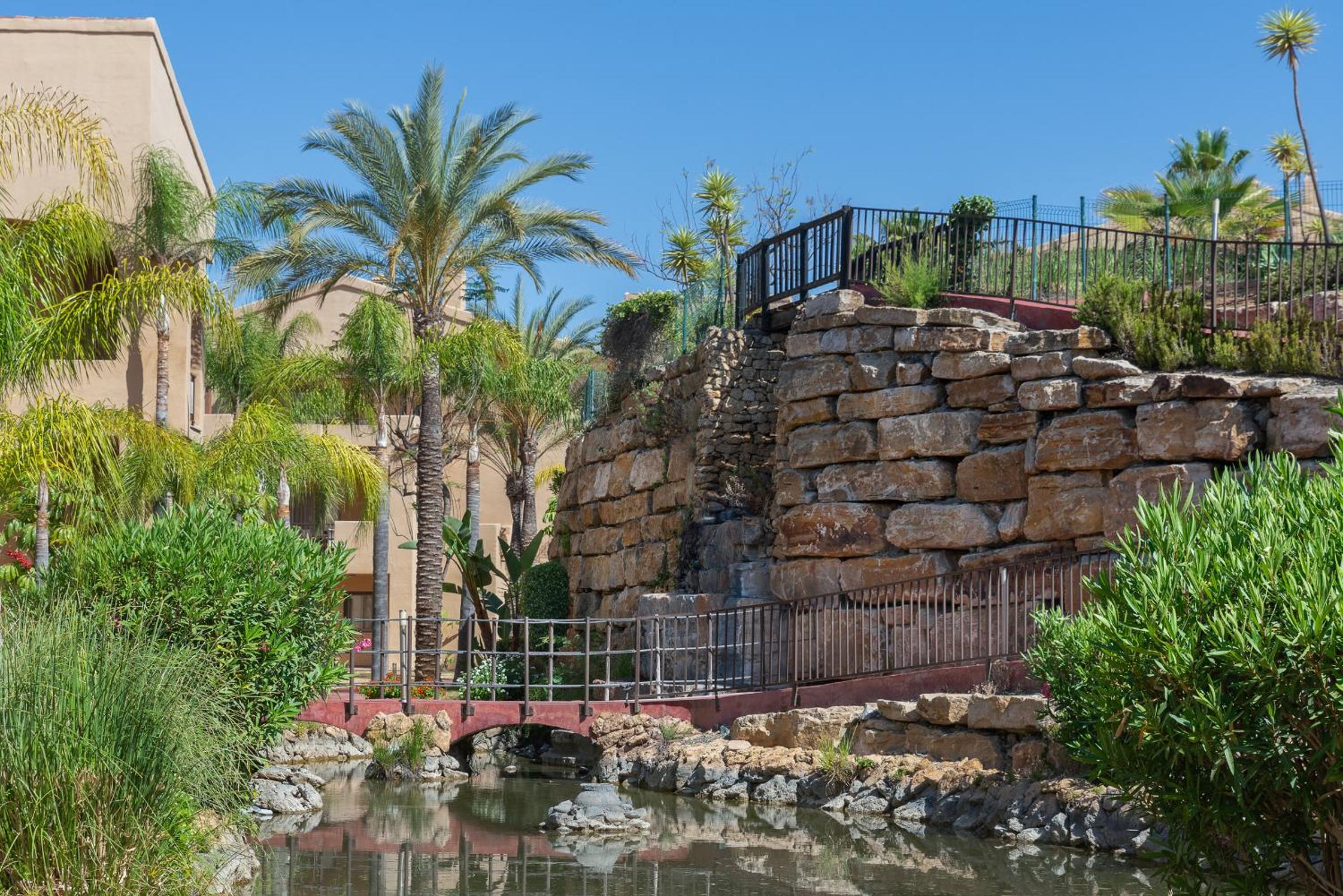 Elegant 3-Bedroom with Incredible Sea Views view 4