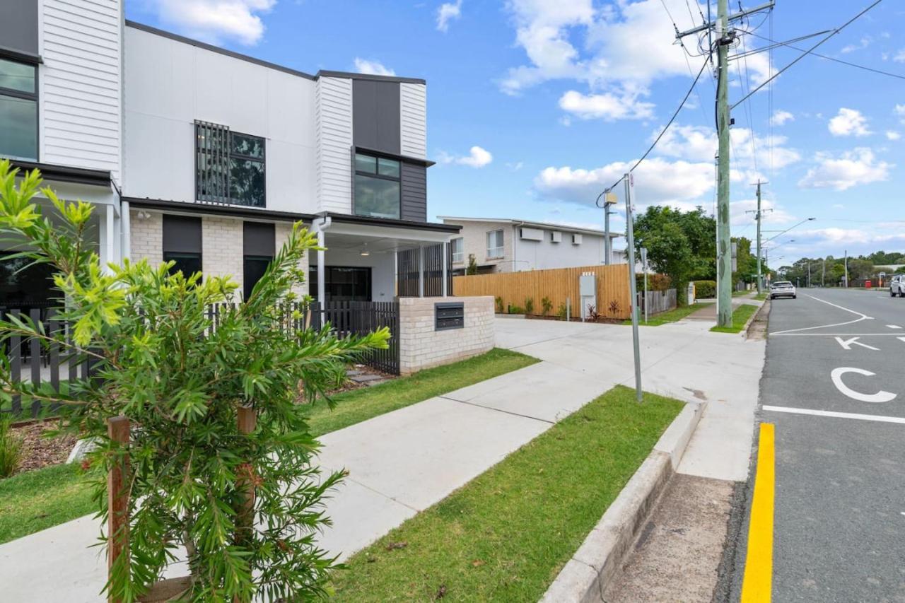 Modern Brand New House near Mall Park with 2Parking