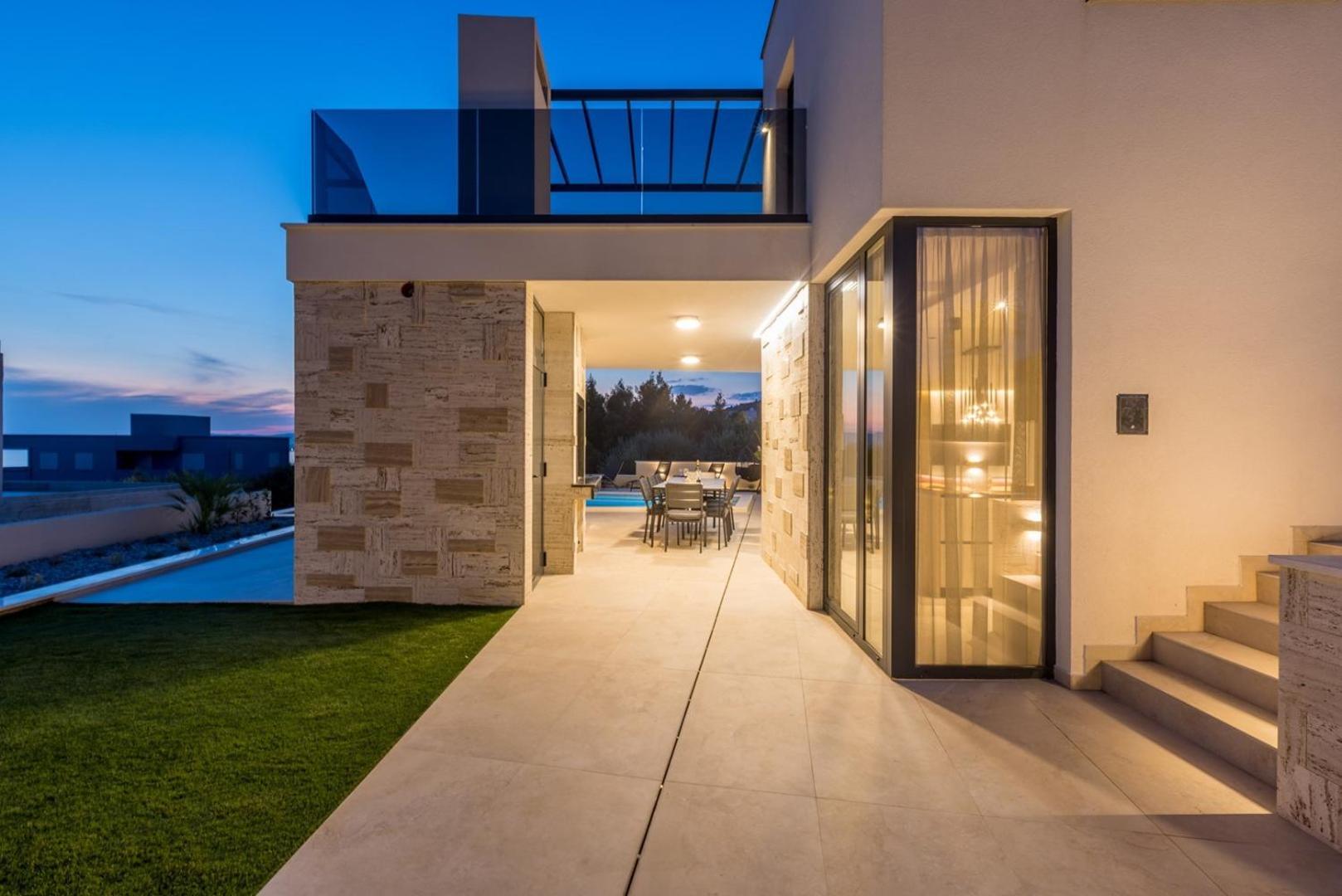 Luxury Villa RoMa 1 ,with heated saltwater pool, parking, high speed Internet, BBQ, view 3