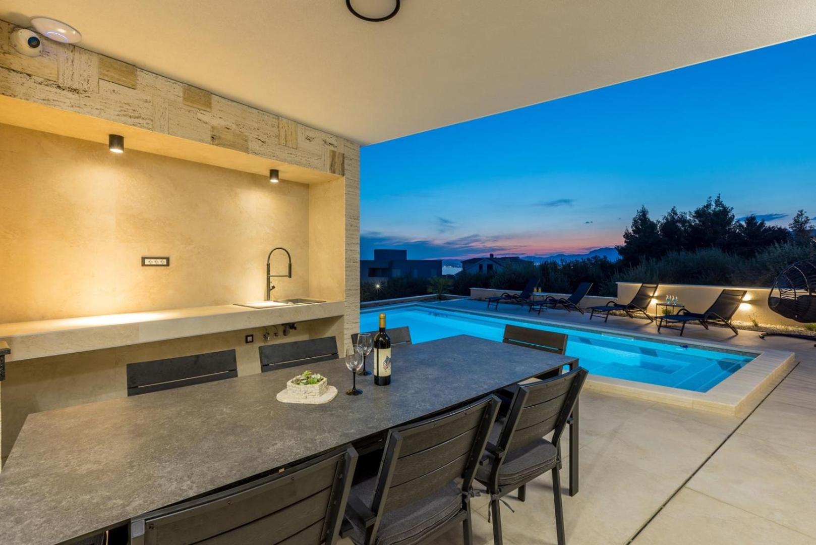 Luxury Villa RoMa 1 ,with heated saltwater pool, parking, high speed Internet, BBQ, view 4