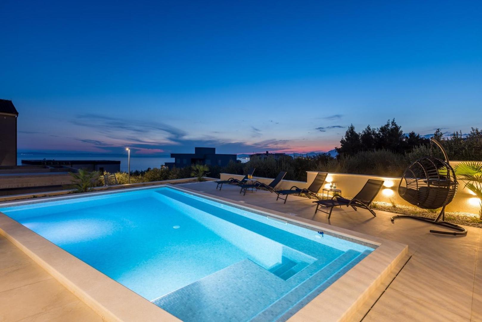 Luxury Villa RoMa 1 ,with heated saltwater pool, parking, high speed Internet, BBQ, view 2