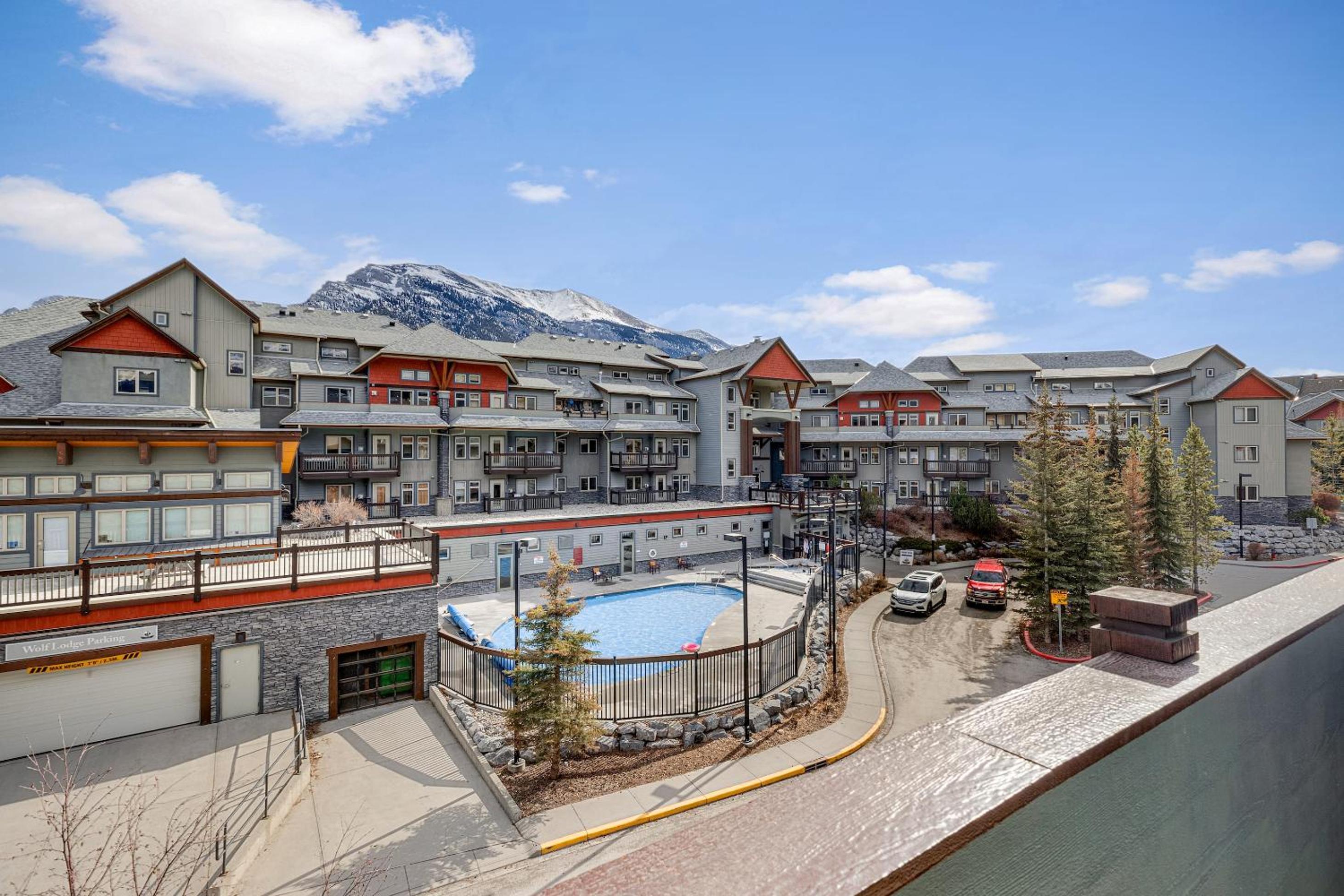 Family Gateway Outdoor Pool & Hot Tub Experience