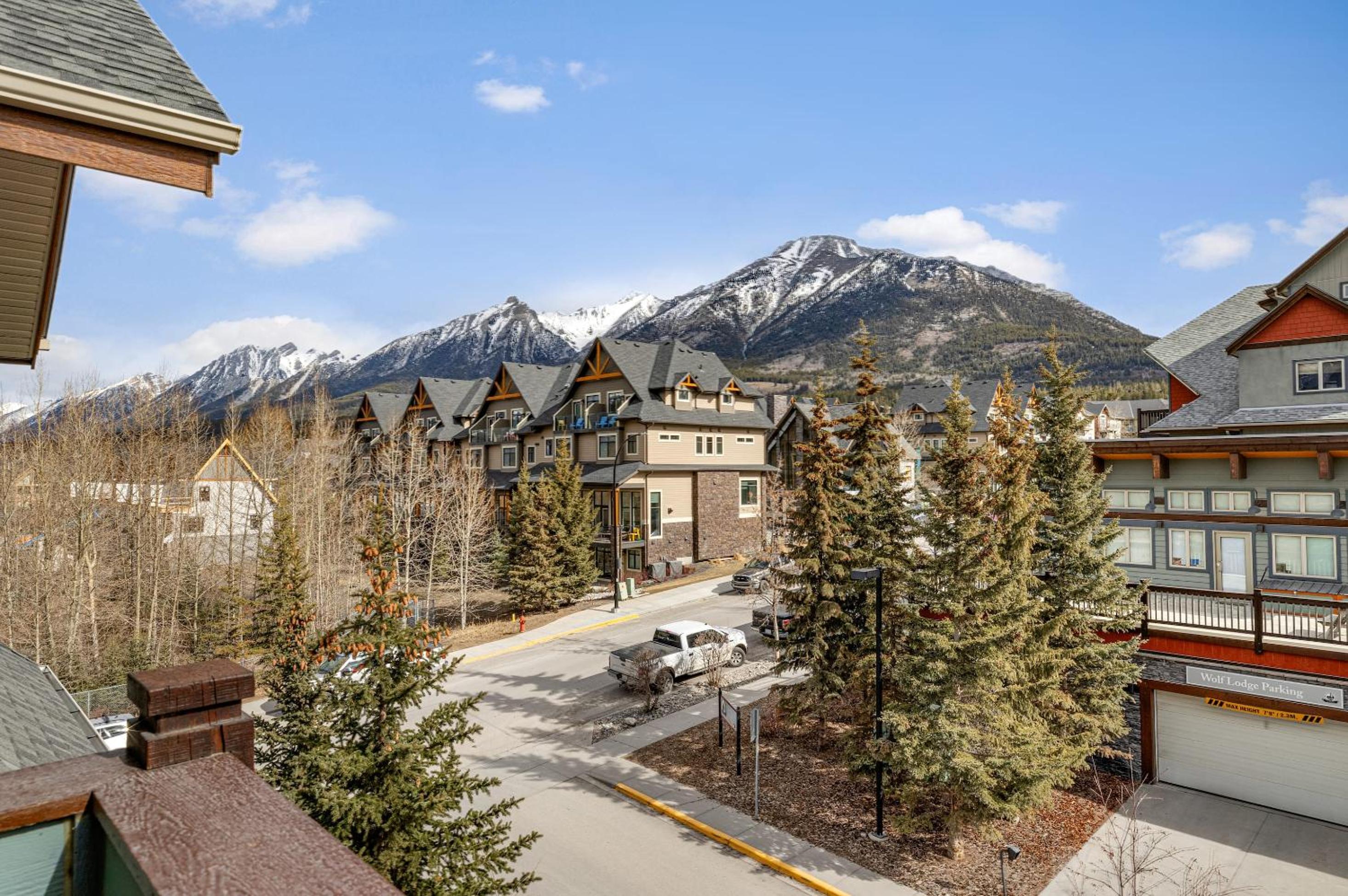 Family Gateway Outdoor Pool & Hot Tub Experience