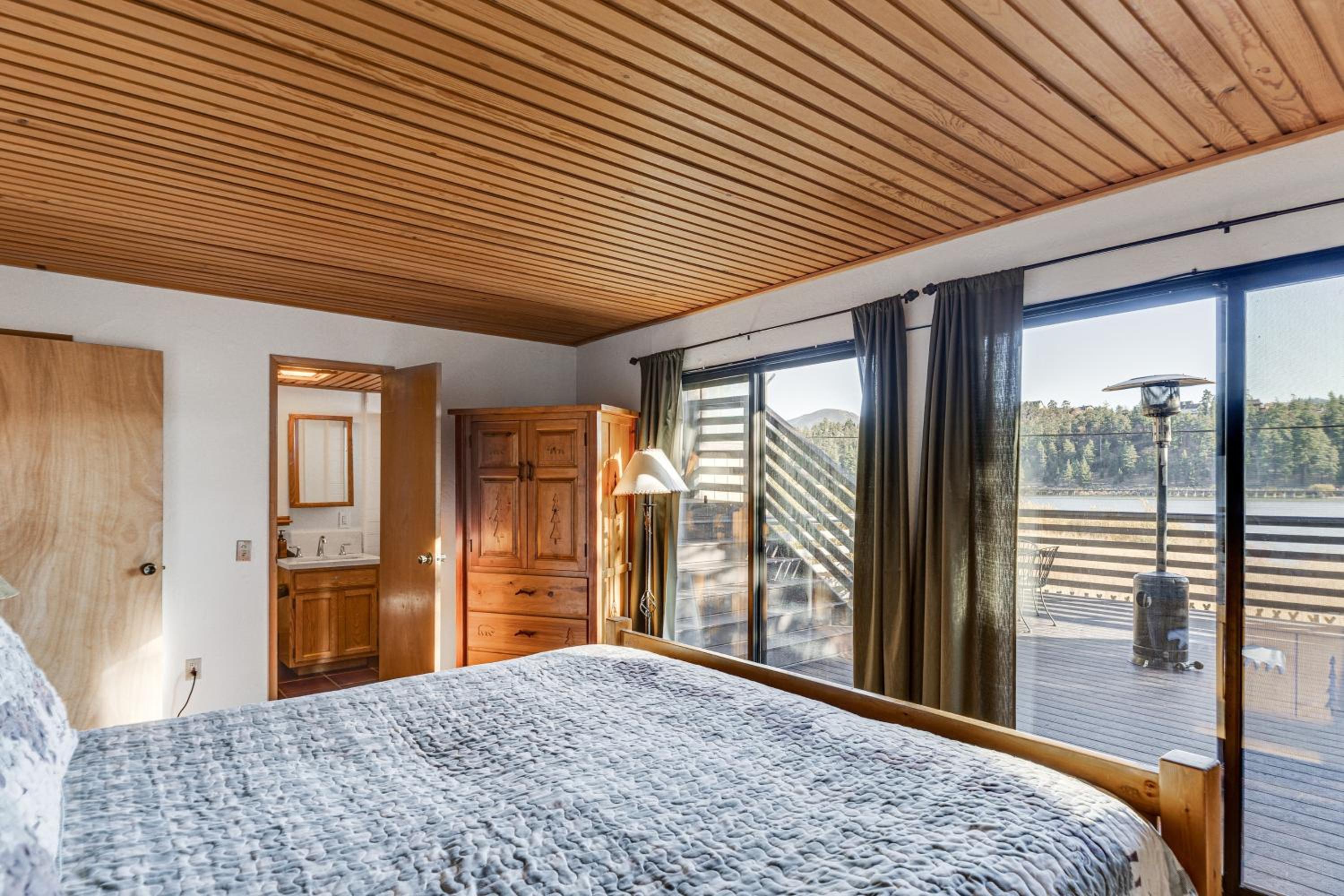 Viewtopia by AvantStay Lakefront Views Hot Tub