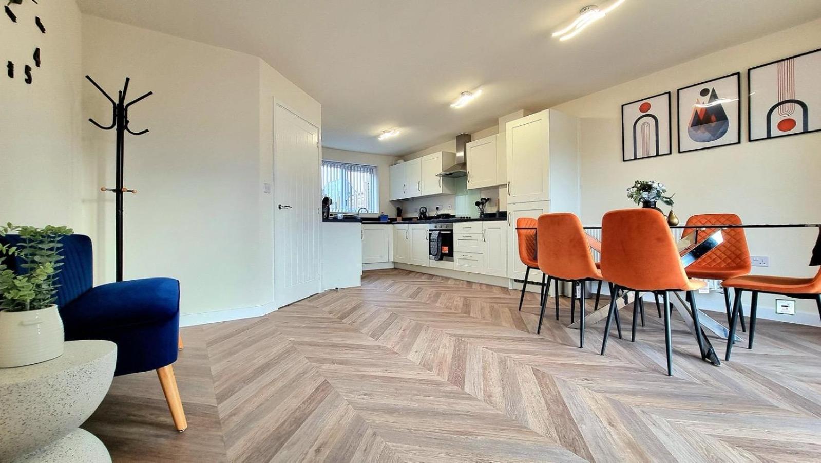 4-Bedroom Modern 3-Storey House with Games Room, Canal View & Parking - Leicester view 2