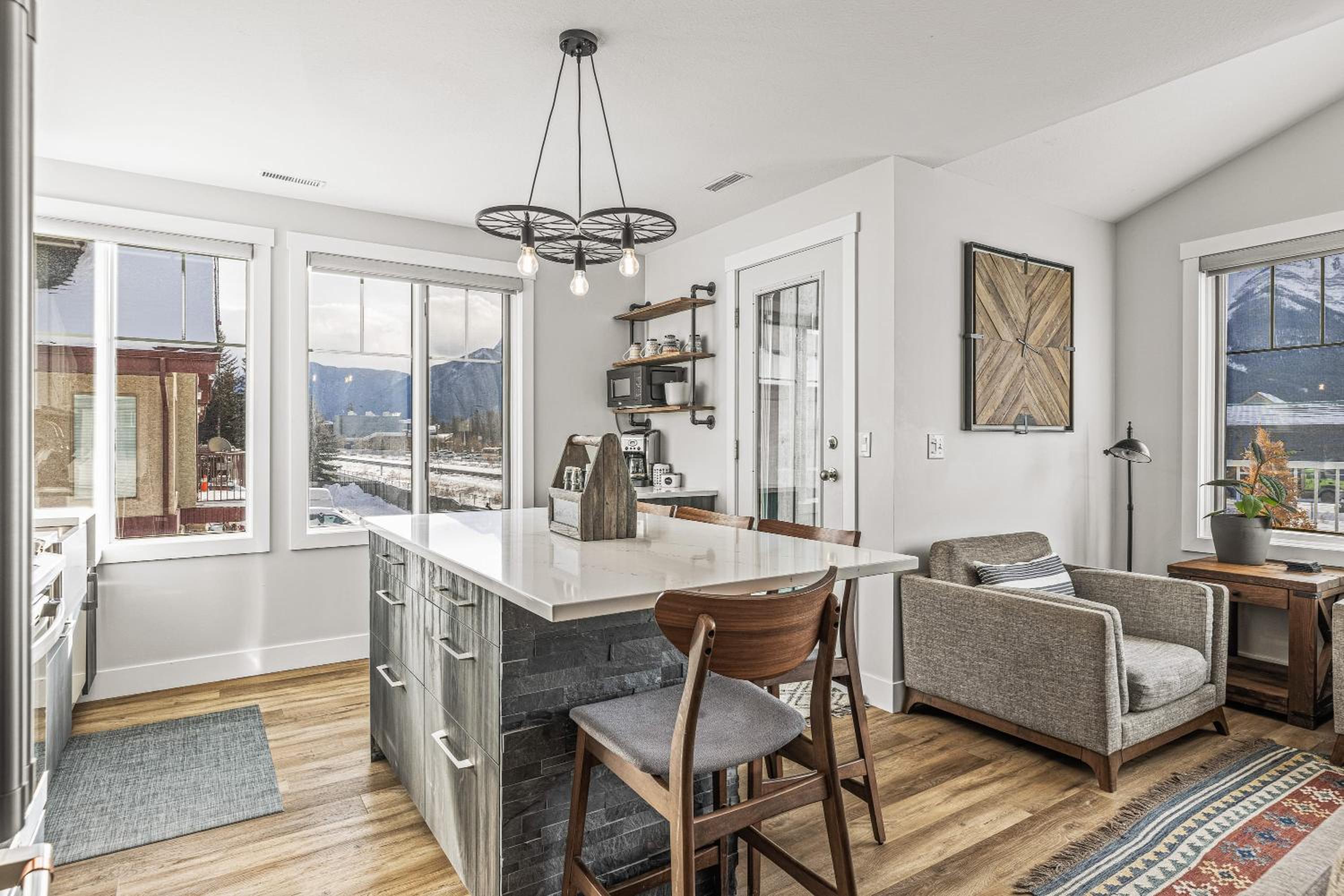 Spectacular Rocky Mountain Views 3BD By The Tracks