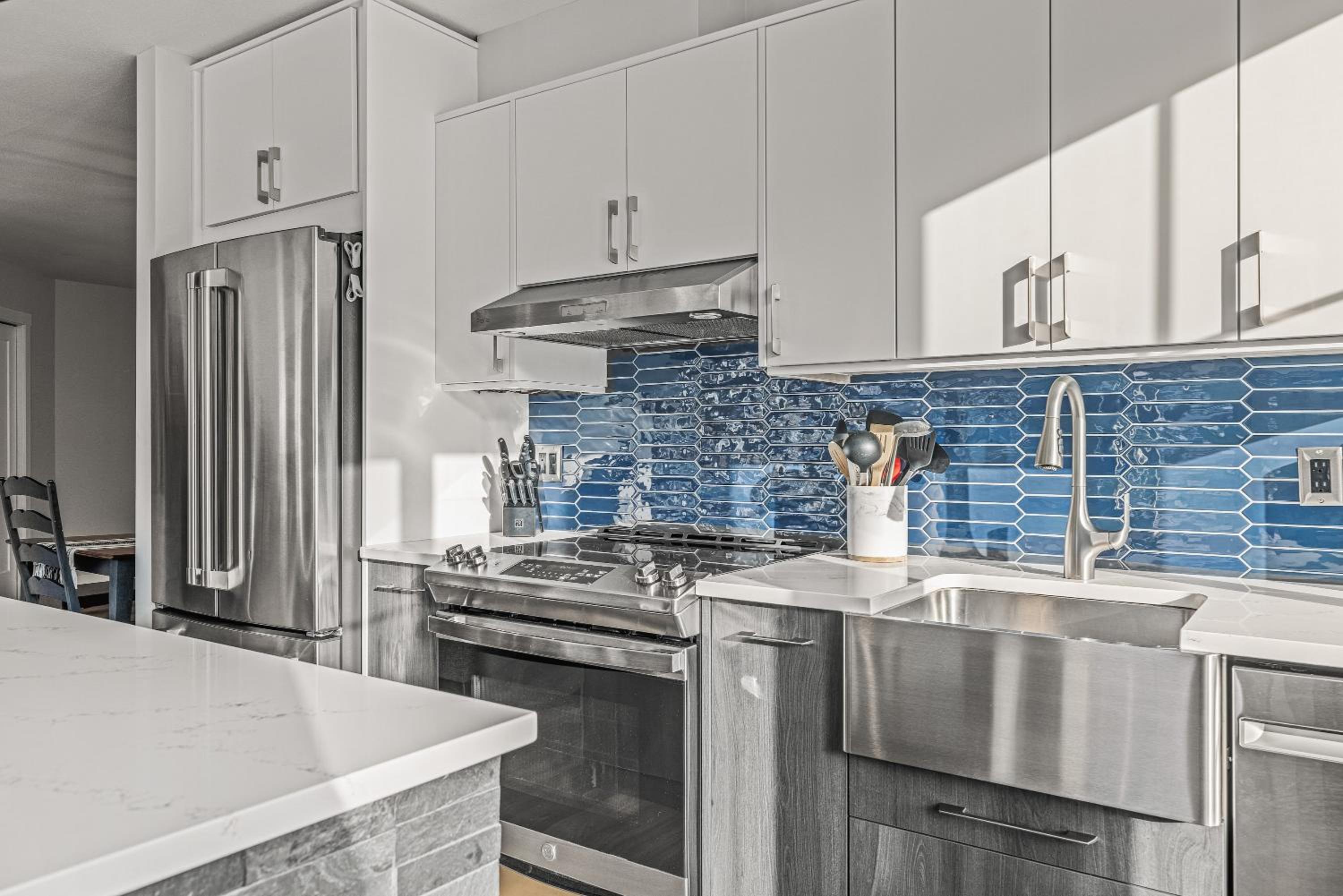 Spectacular Rocky Mountain Views 3BD By The Tracks