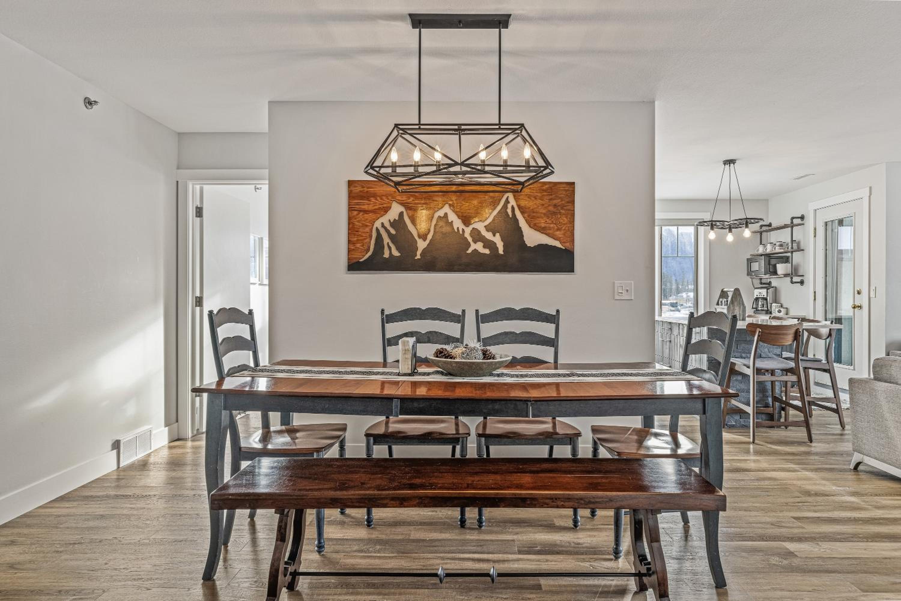 Spectacular Rocky Mountain Views 3BD By The Tracks