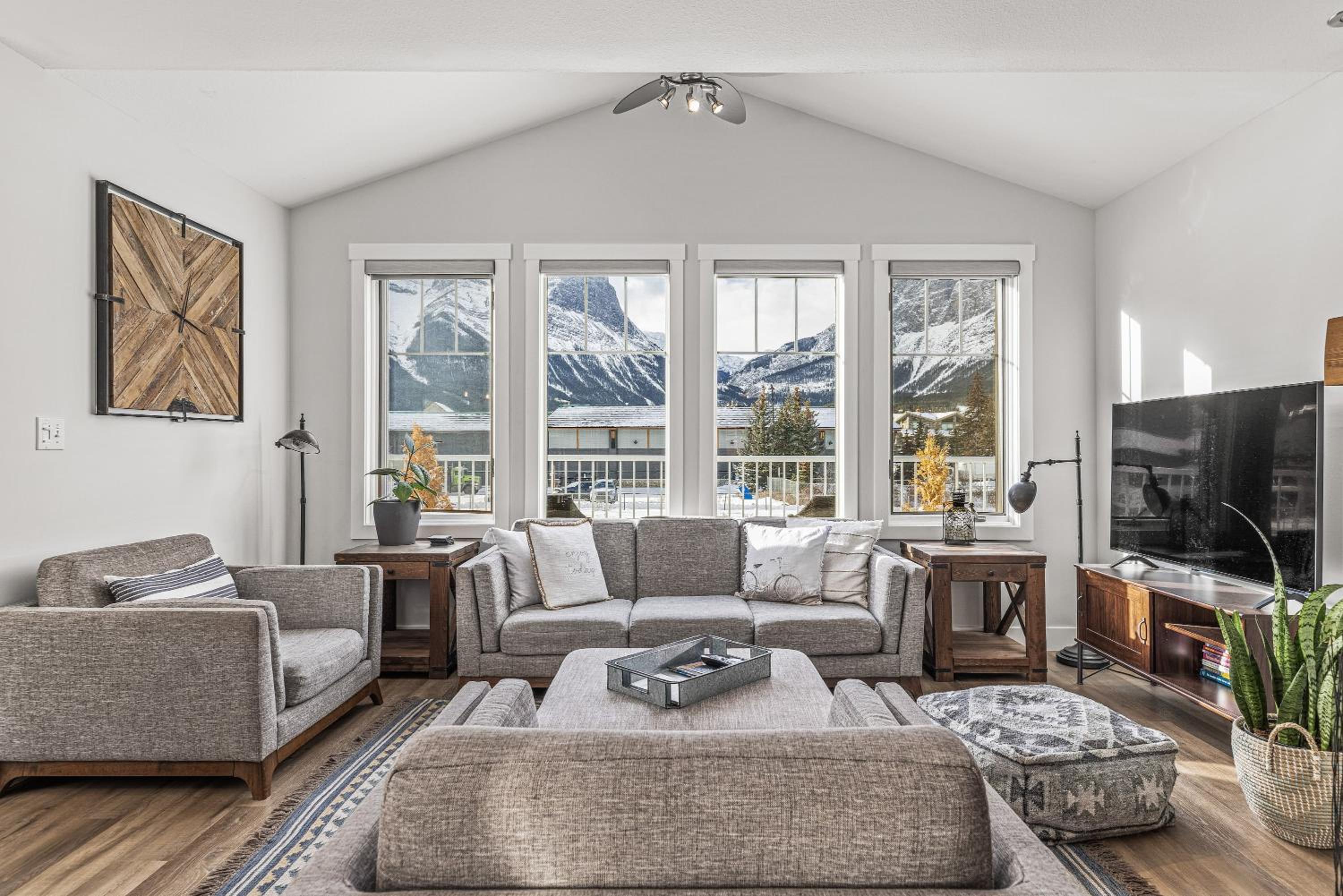 Spectacular Rocky Mountain Views 3BD By The Tracks