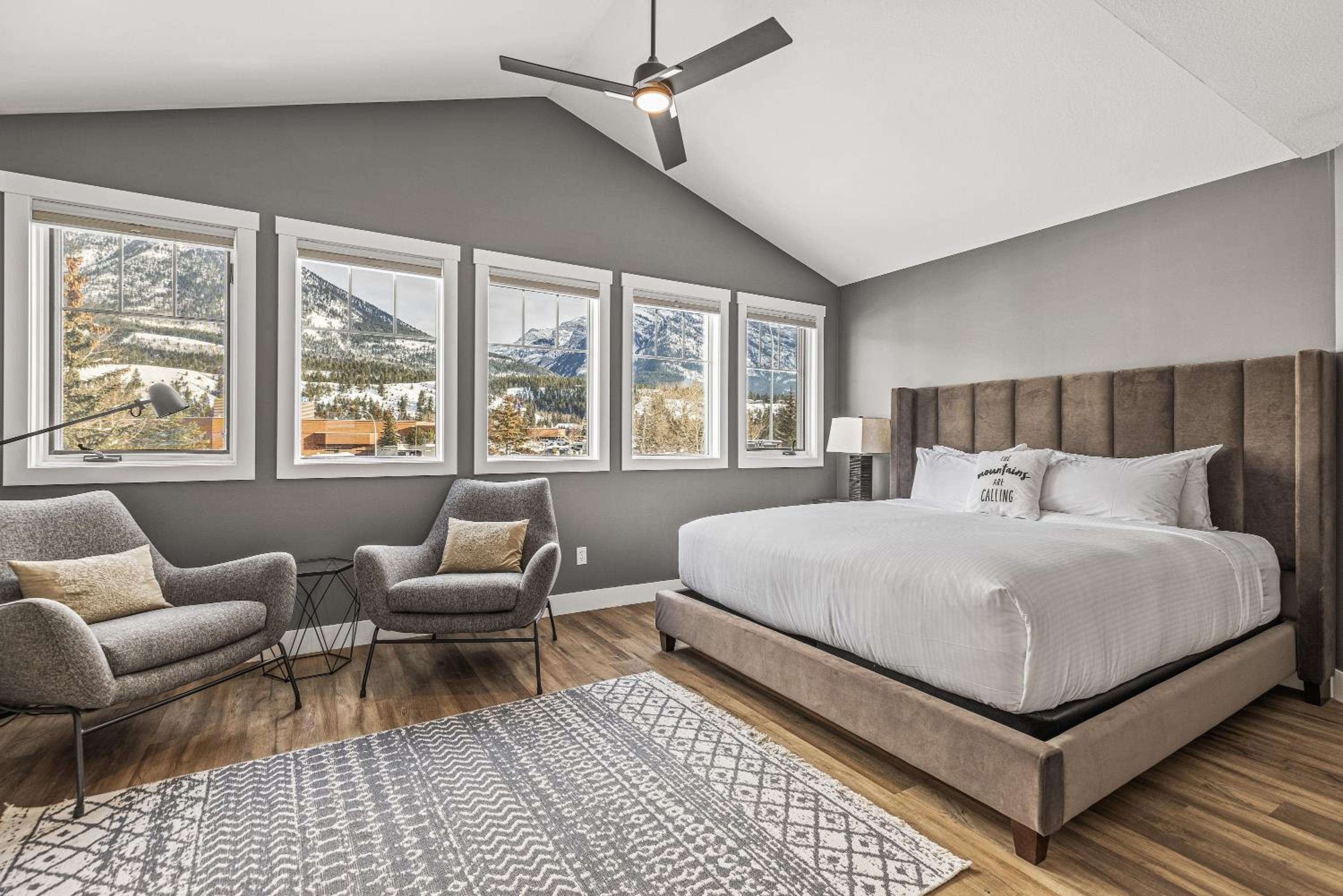 Spectacular Rocky Mountain Views 3BD By The Tracks