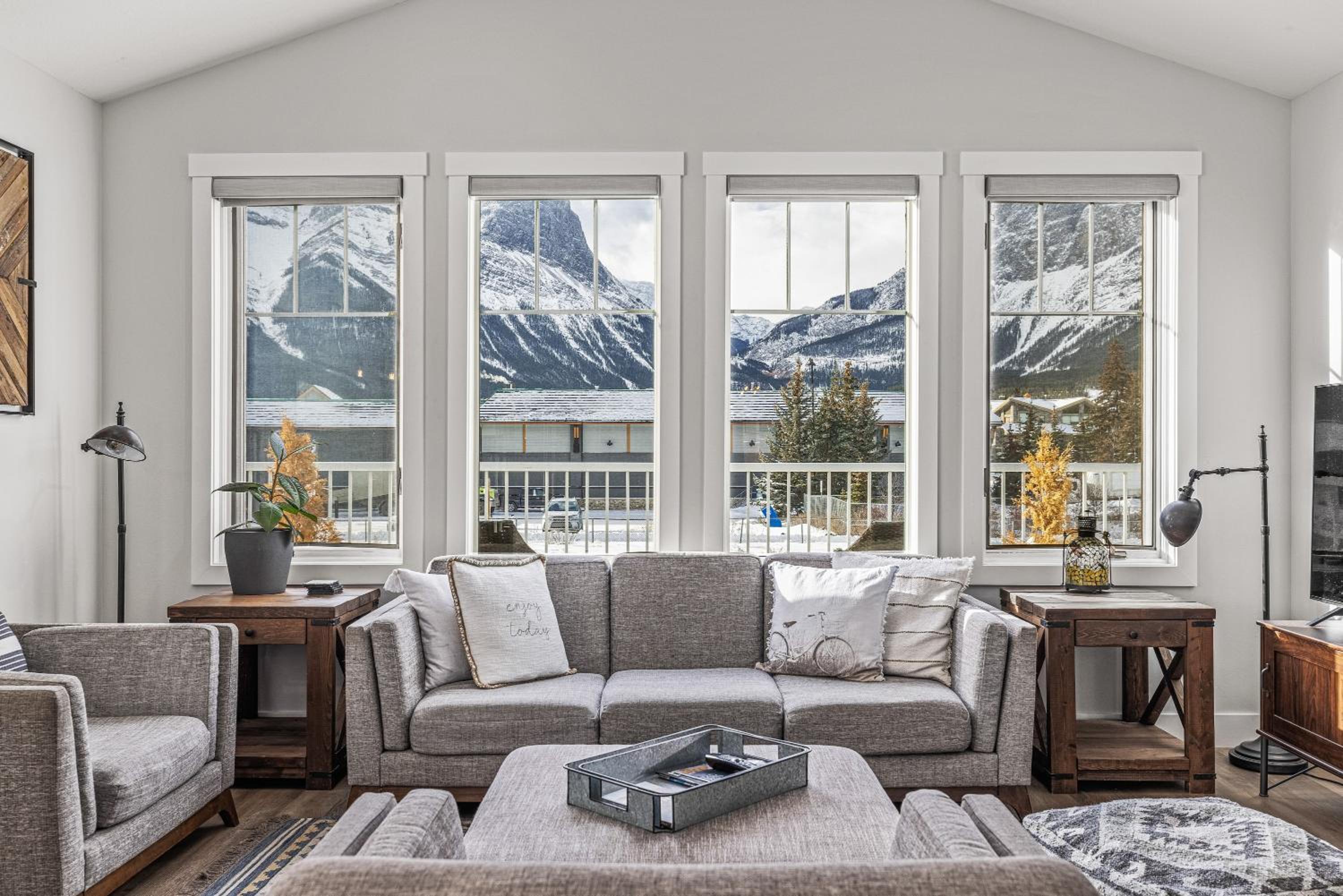 Spectacular Rocky Mountain Views 3BD By The Tracks
