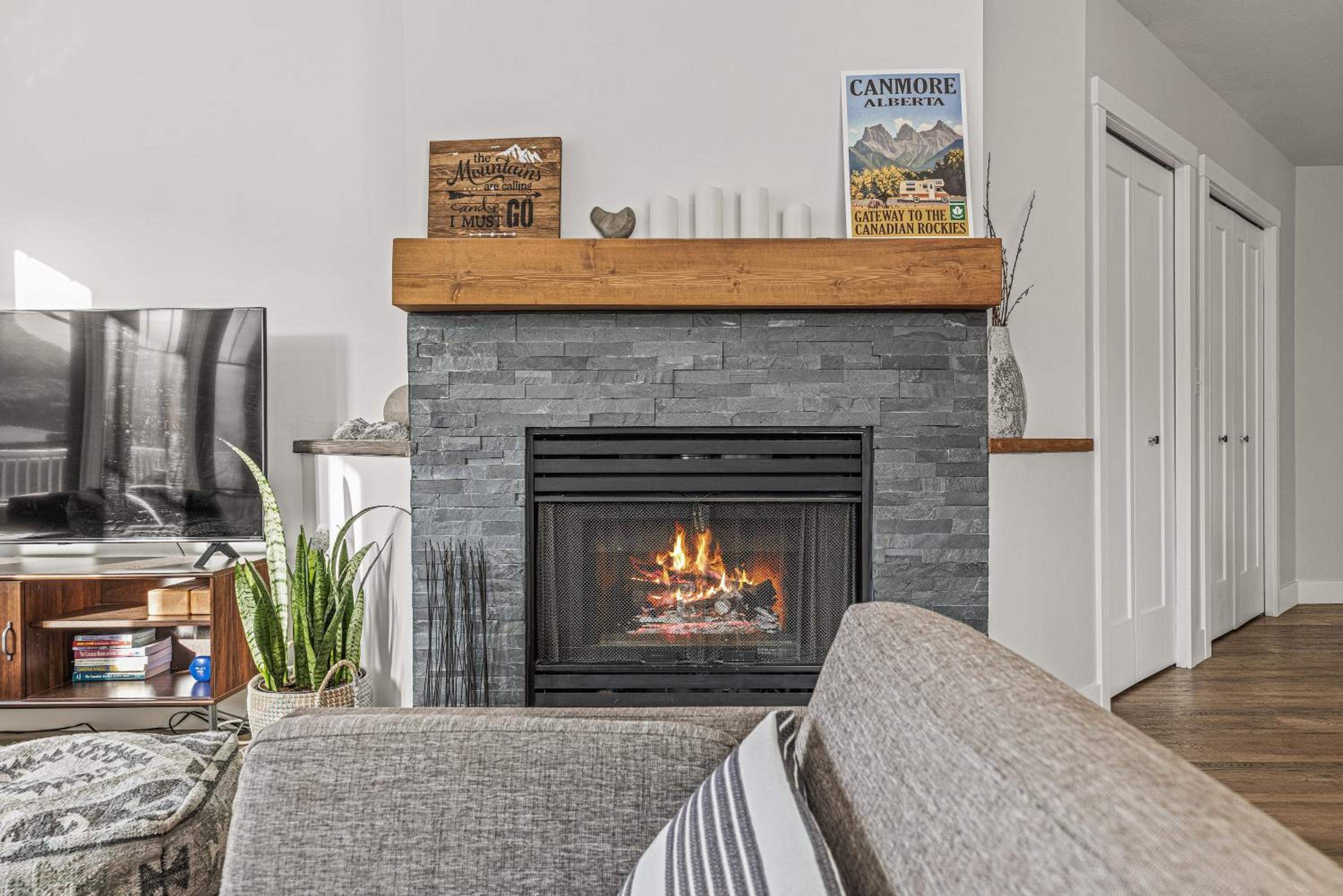 Spectacular Rocky Mountain Views 3BD By The Tracks