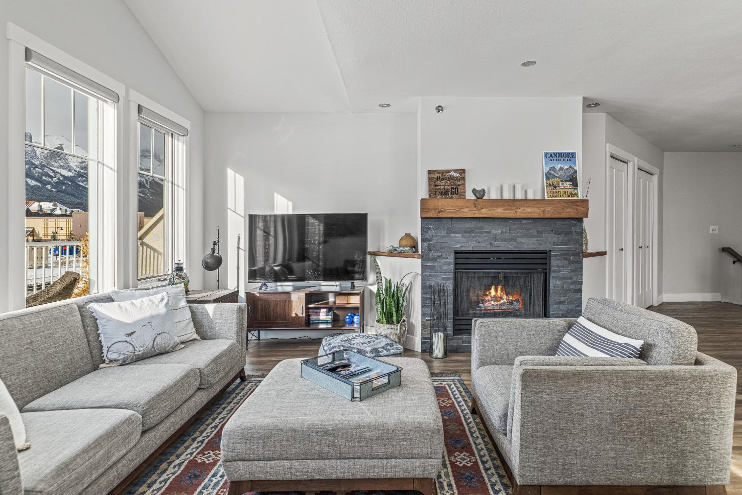 Spectacular Rocky Mountain Views 3BD By The Tracks