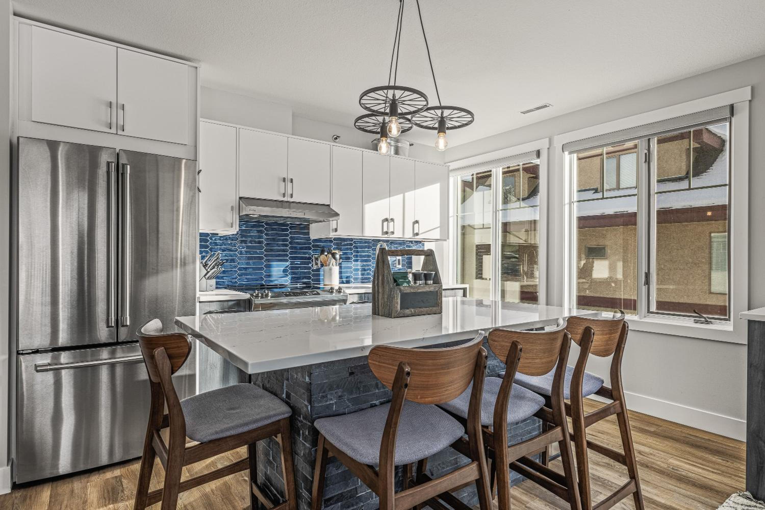 Spectacular Rocky Mountain Views 3BD By The Tracks