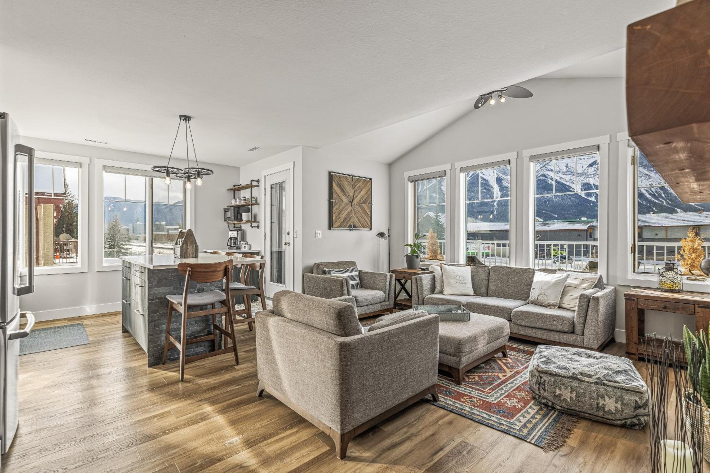 Spectacular Rocky Mountain Views 3BD By The Tracks