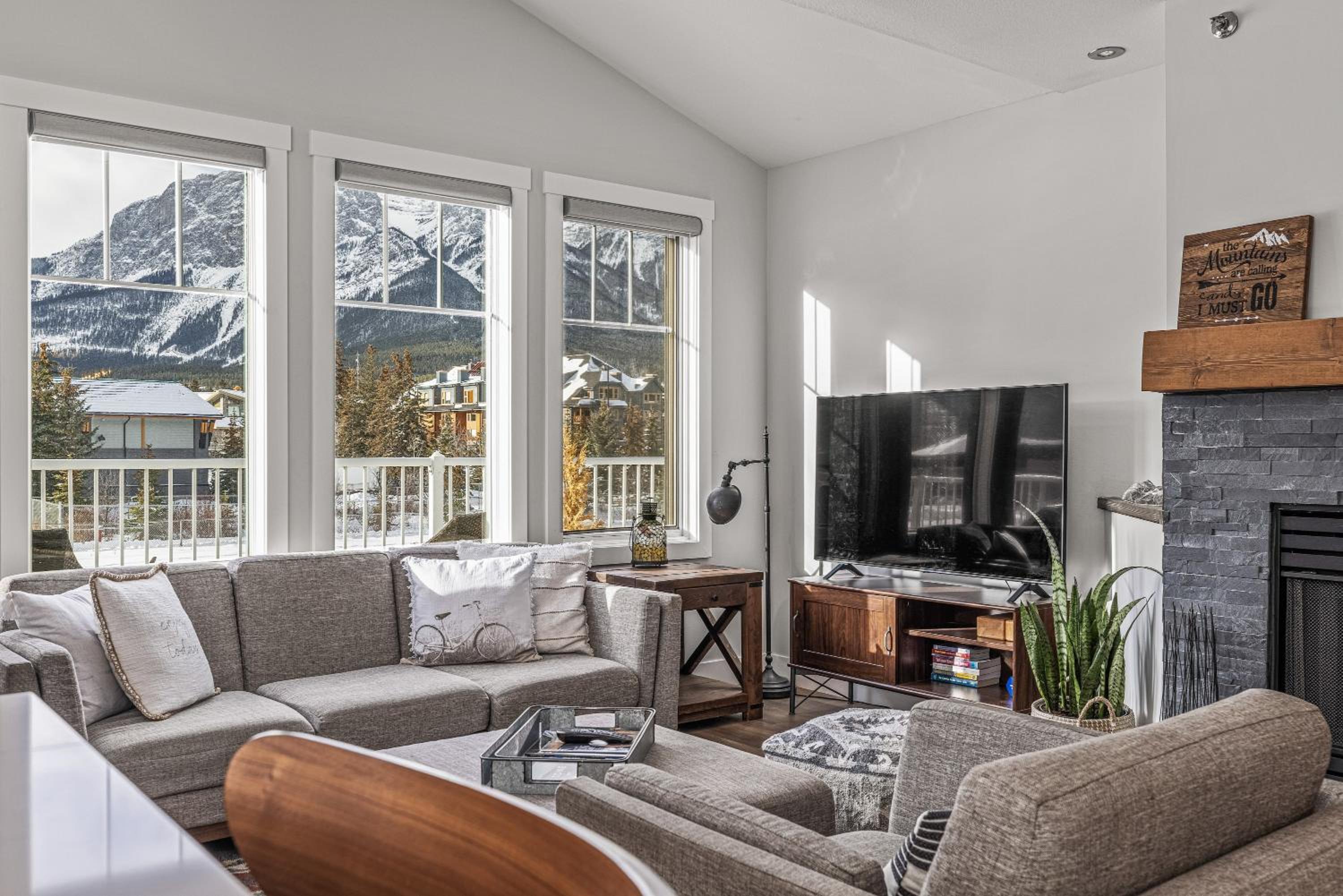 Spectacular Rocky Mountain Views 3BD By The Tracks
