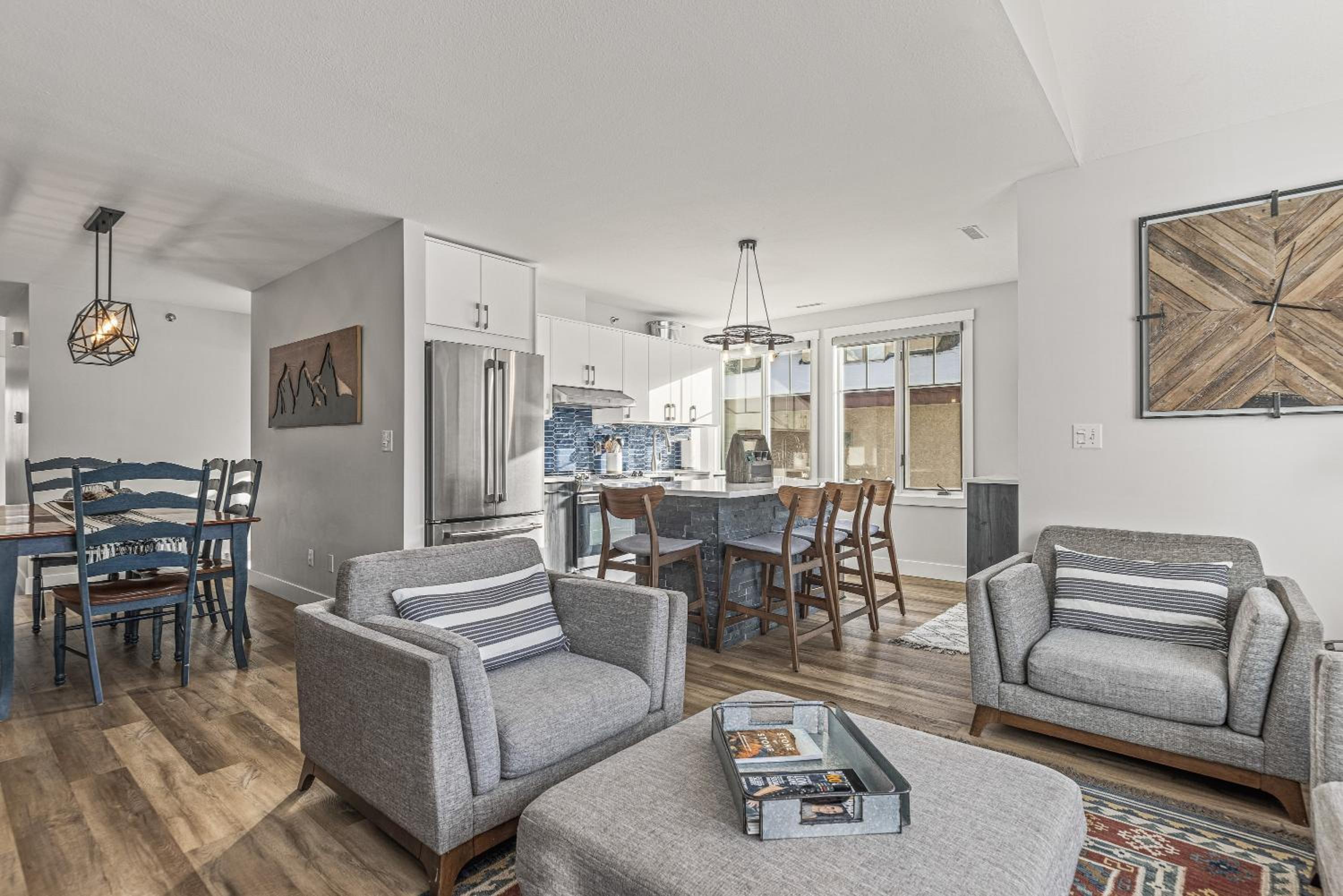 Spectacular Rocky Mountain Views 3BD By The Tracks
