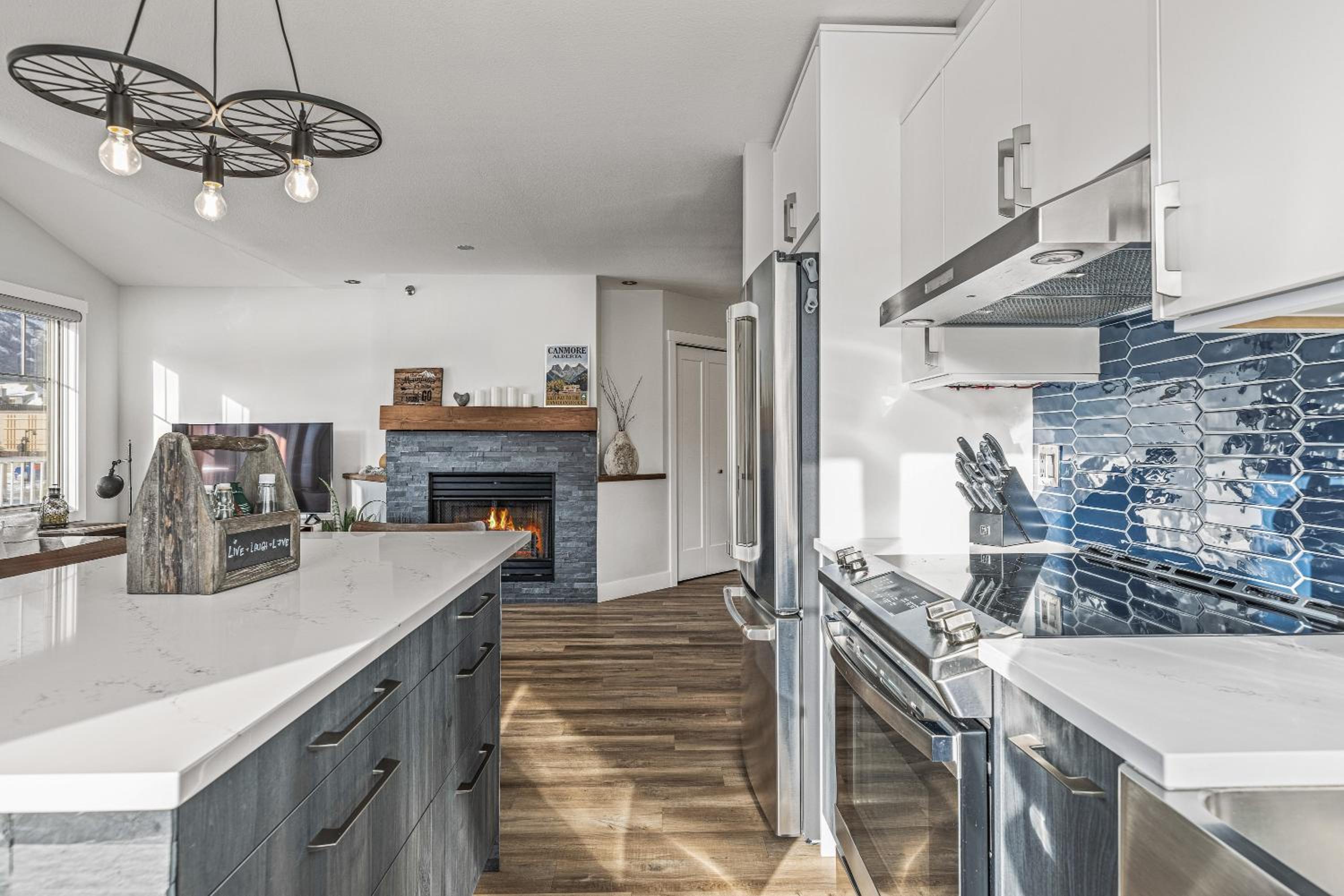 Spectacular Rocky Mountain Views 3BD By The Tracks