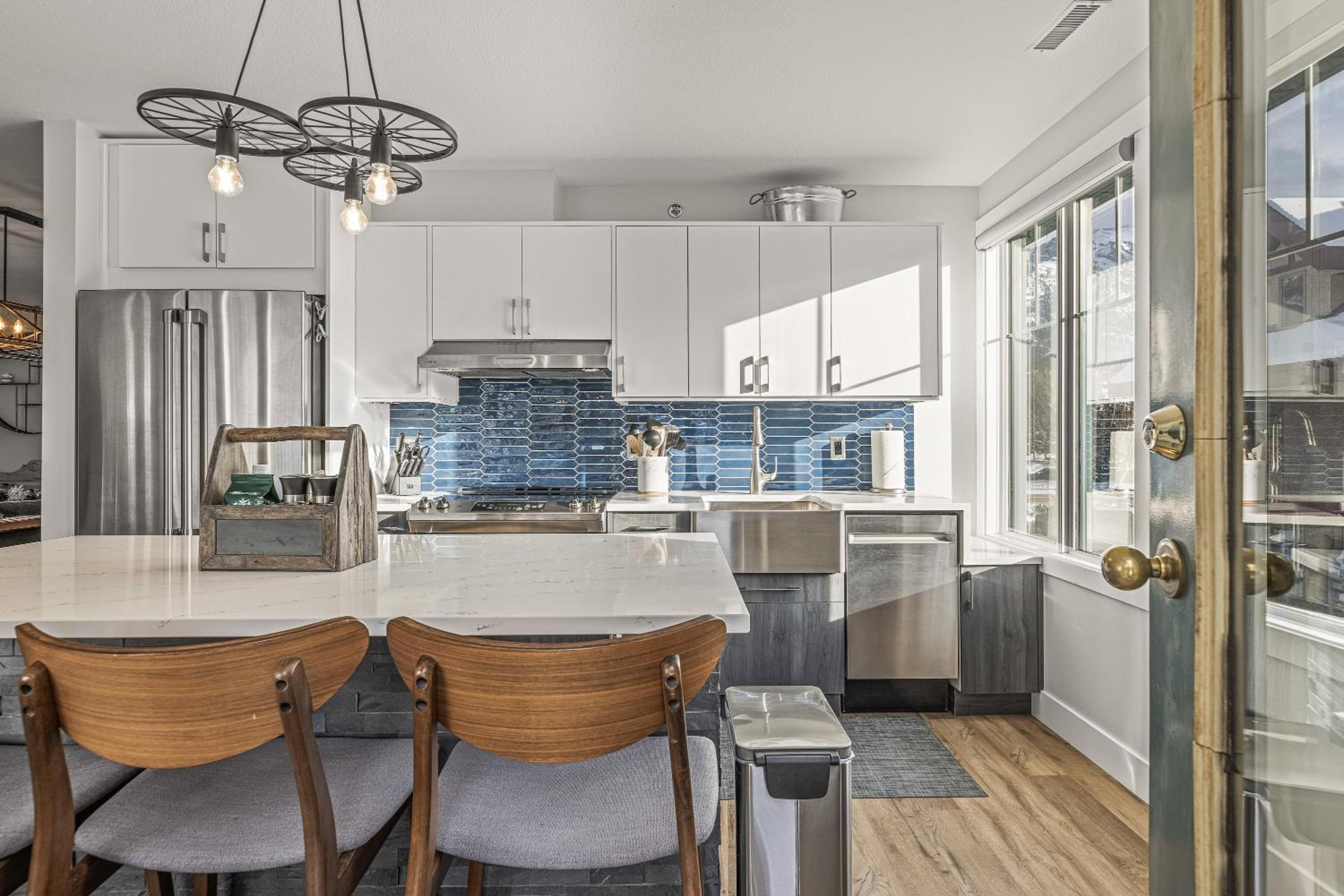 Spectacular Rocky Mountain Views 3BD By The Tracks
