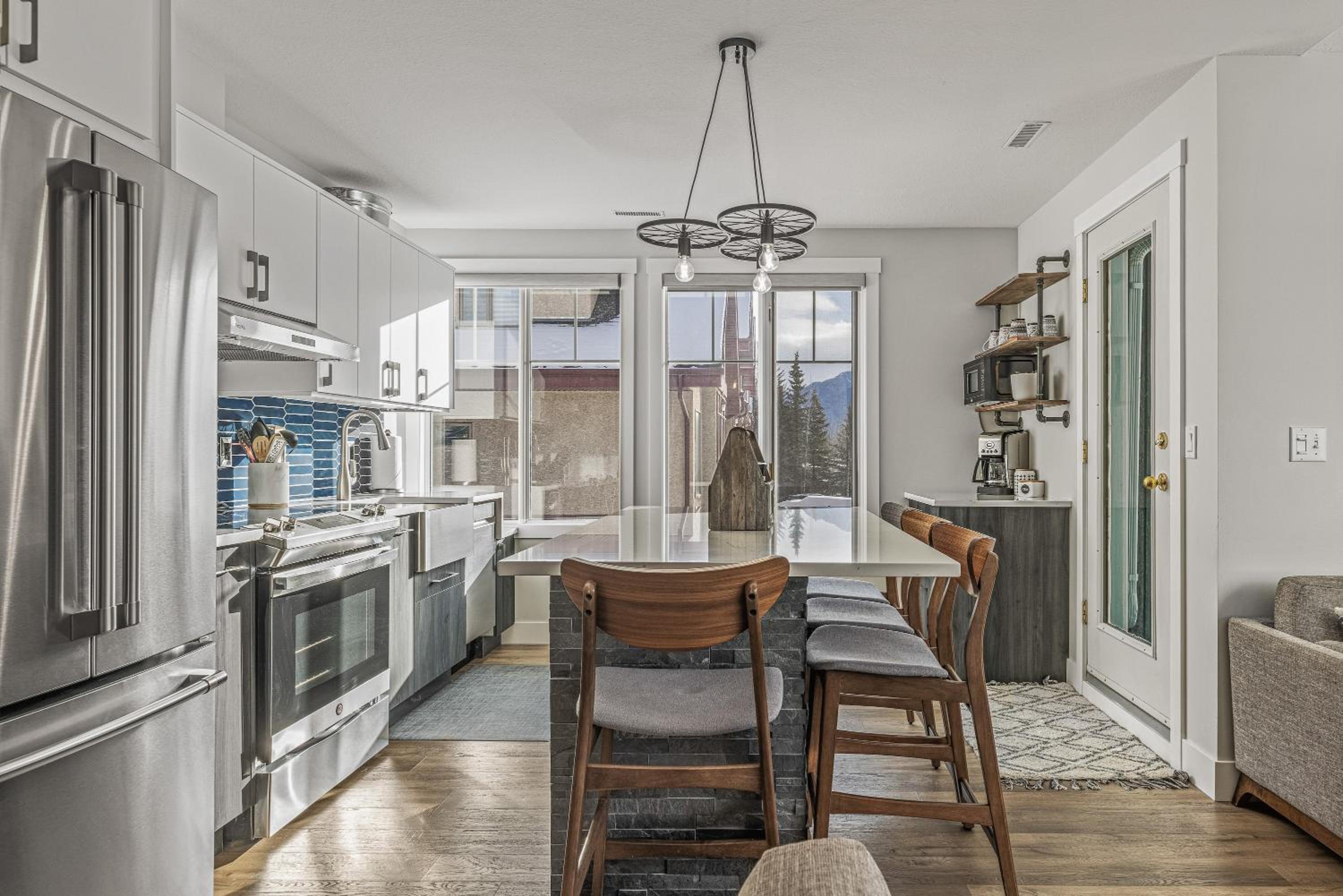 Spectacular Rocky Mountain Views 3BD By The Tracks