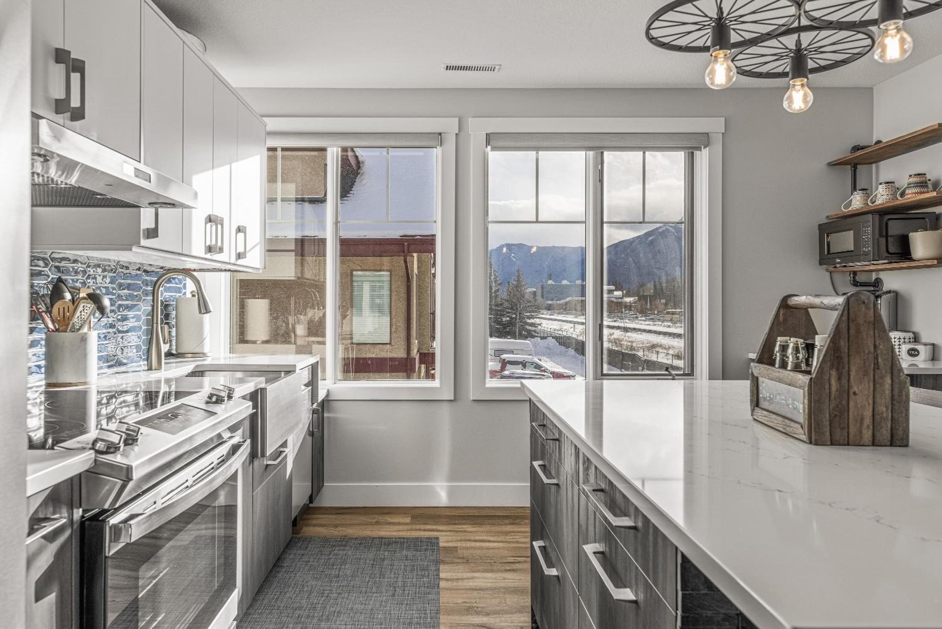 Spectacular Rocky Mountain Views 3BD By The Tracks