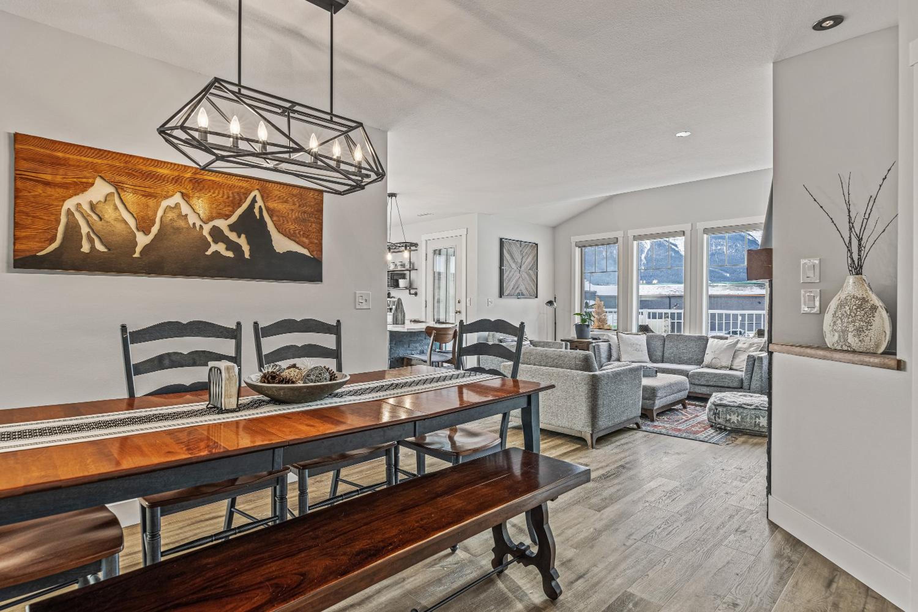 Spectacular Rocky Mountain Views 3BD By The Tracks