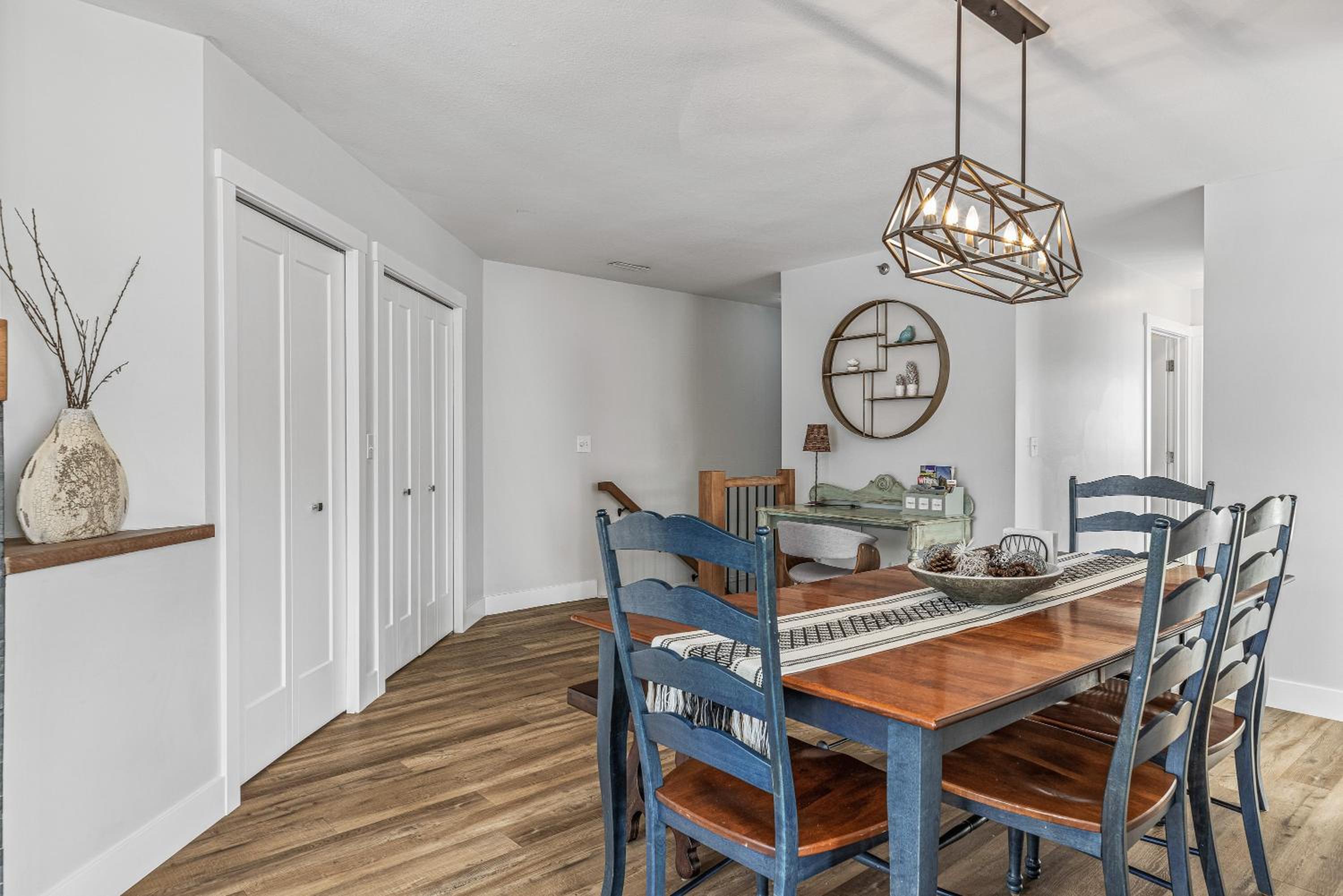 Spectacular Rocky Mountain Views 3BD By The Tracks