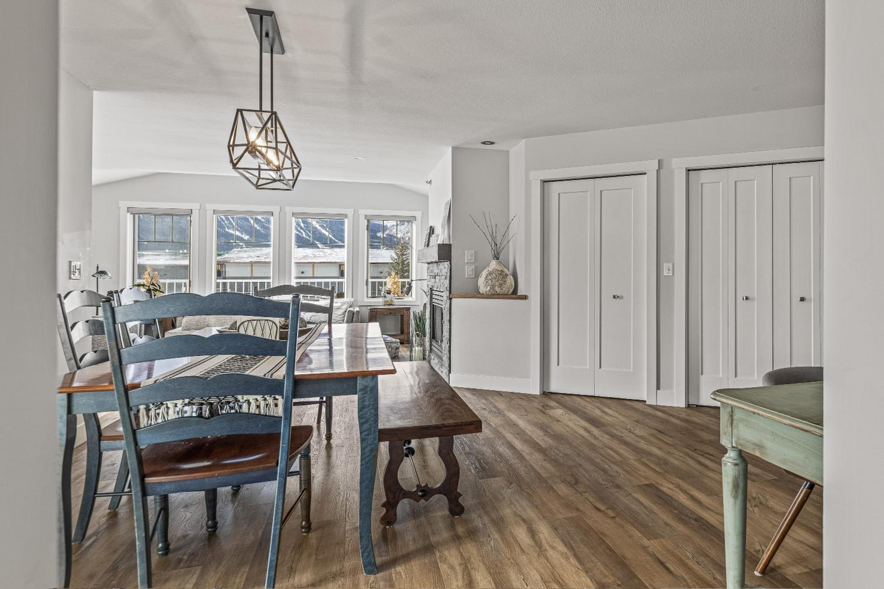 Spectacular Rocky Mountain Views 3BD By The Tracks