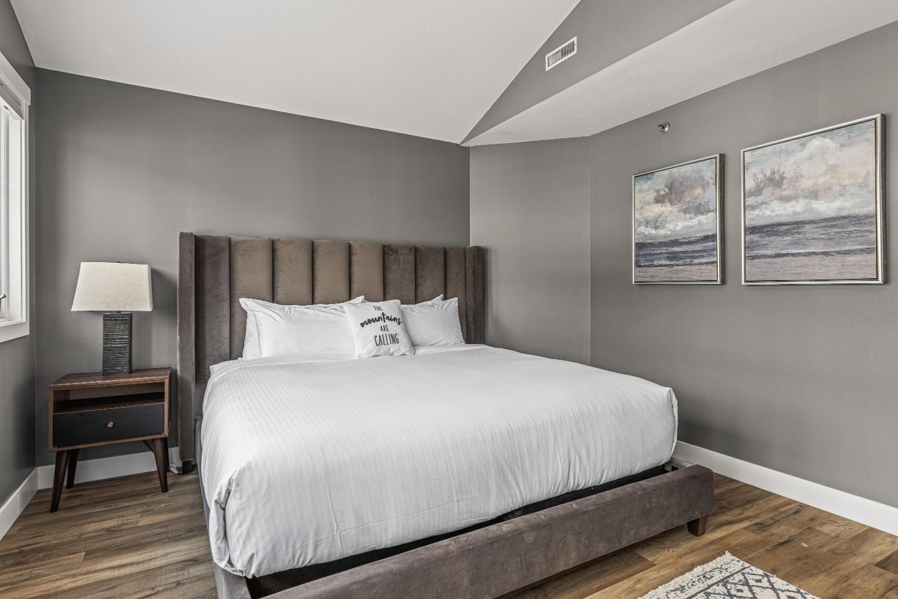 Spectacular Rocky Mountain Views 3BD By The Tracks