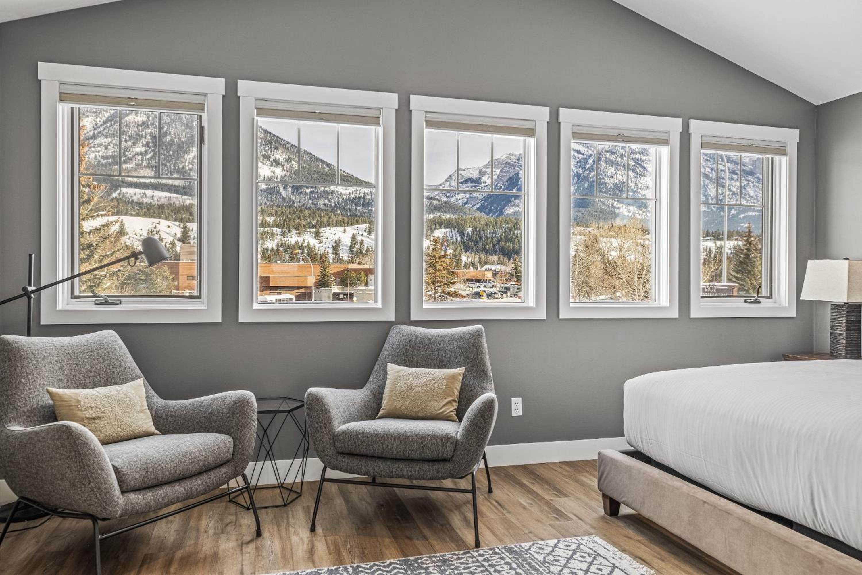 Spectacular Rocky Mountain Views 3BD By The Tracks