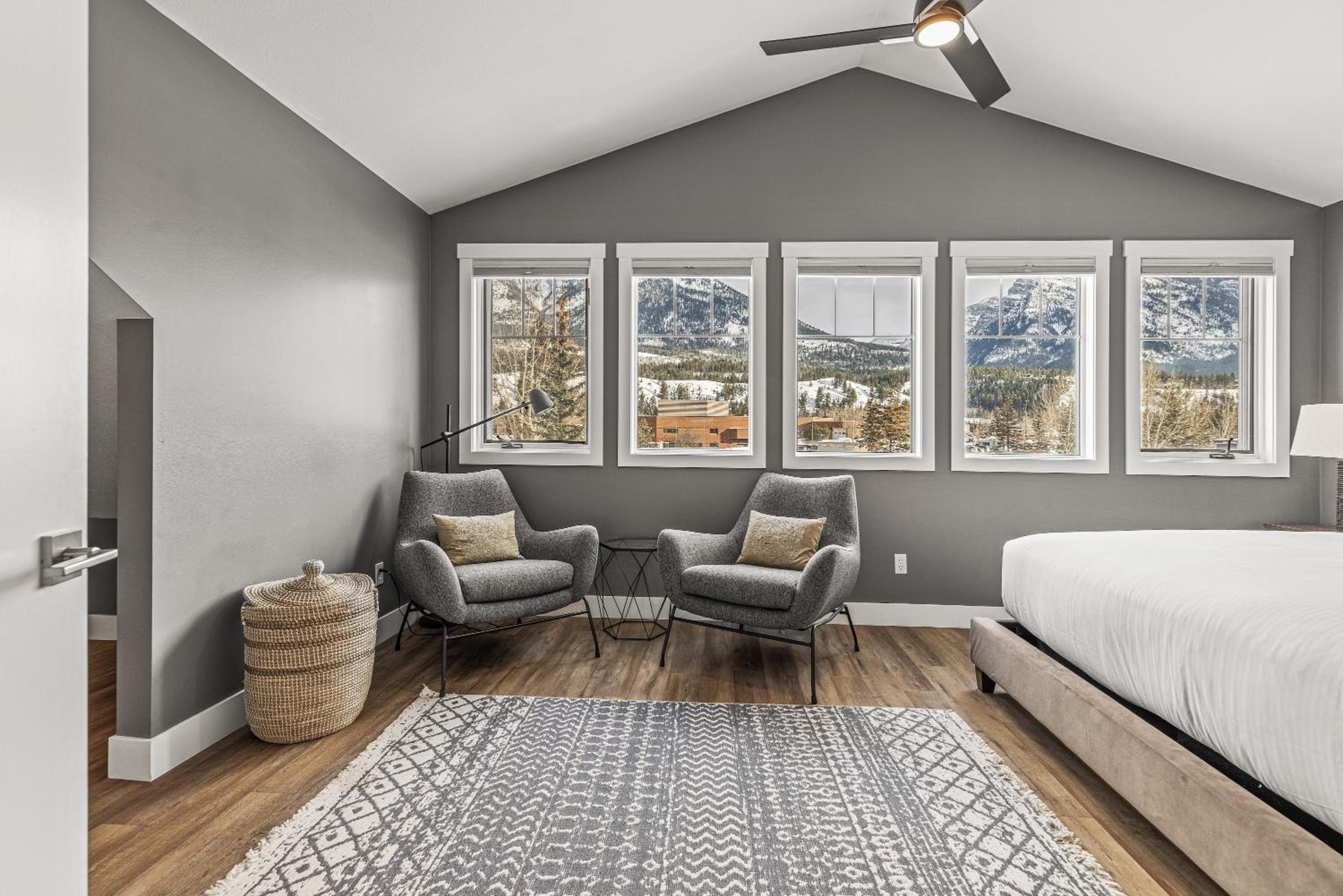 Spectacular Rocky Mountain Views 3BD By The Tracks