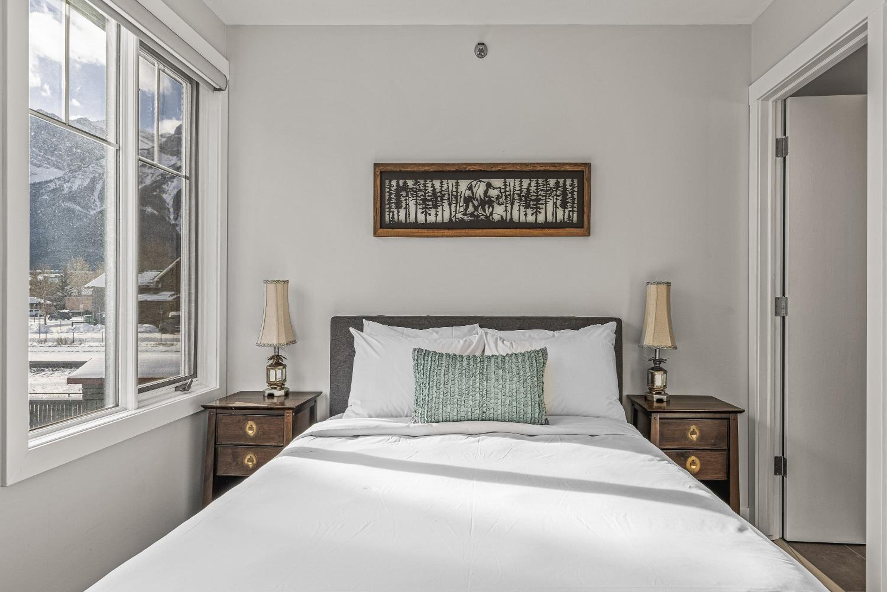 Spectacular Rocky Mountain Views 3BD By The Tracks