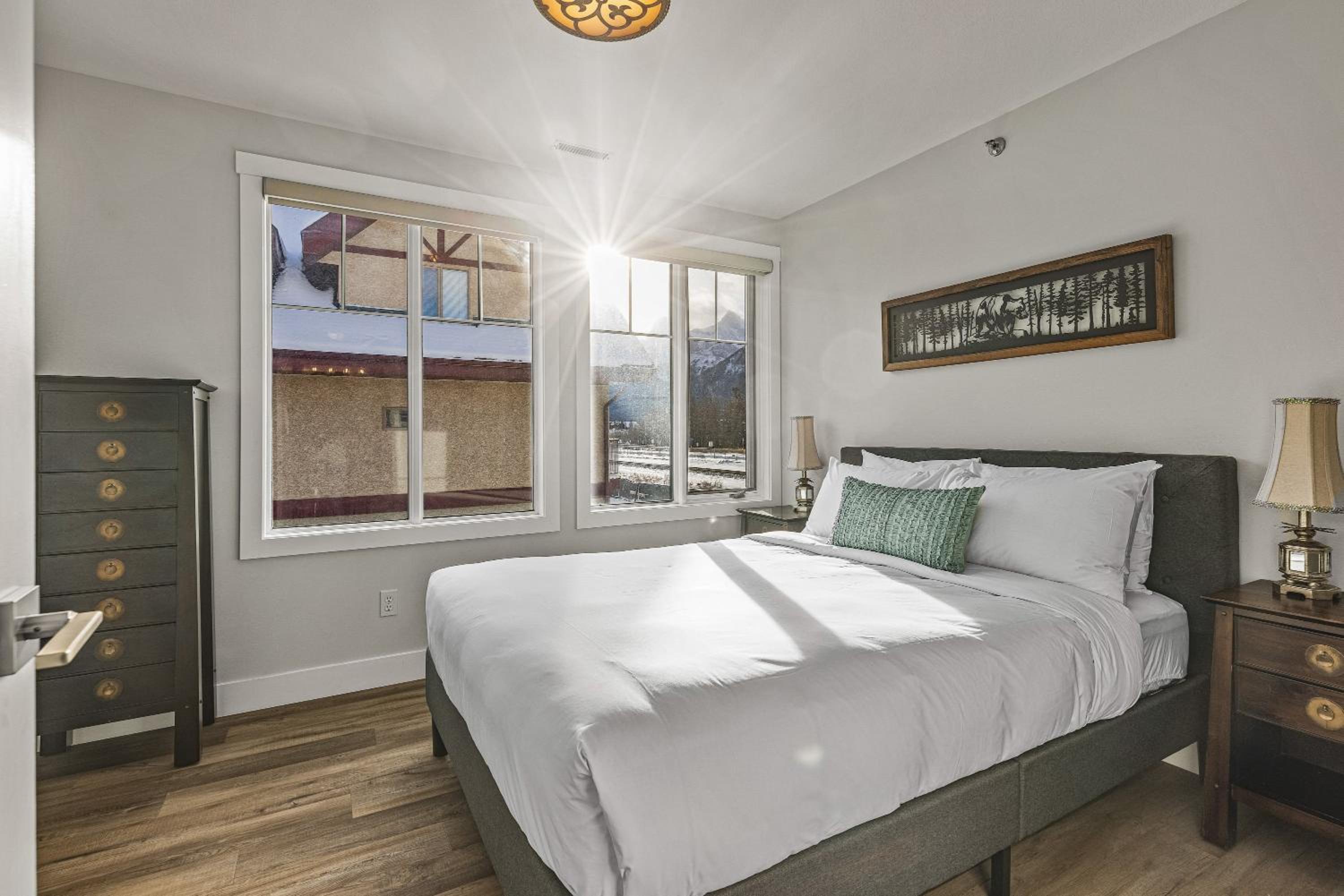 Spectacular Rocky Mountain Views 3BD By The Tracks