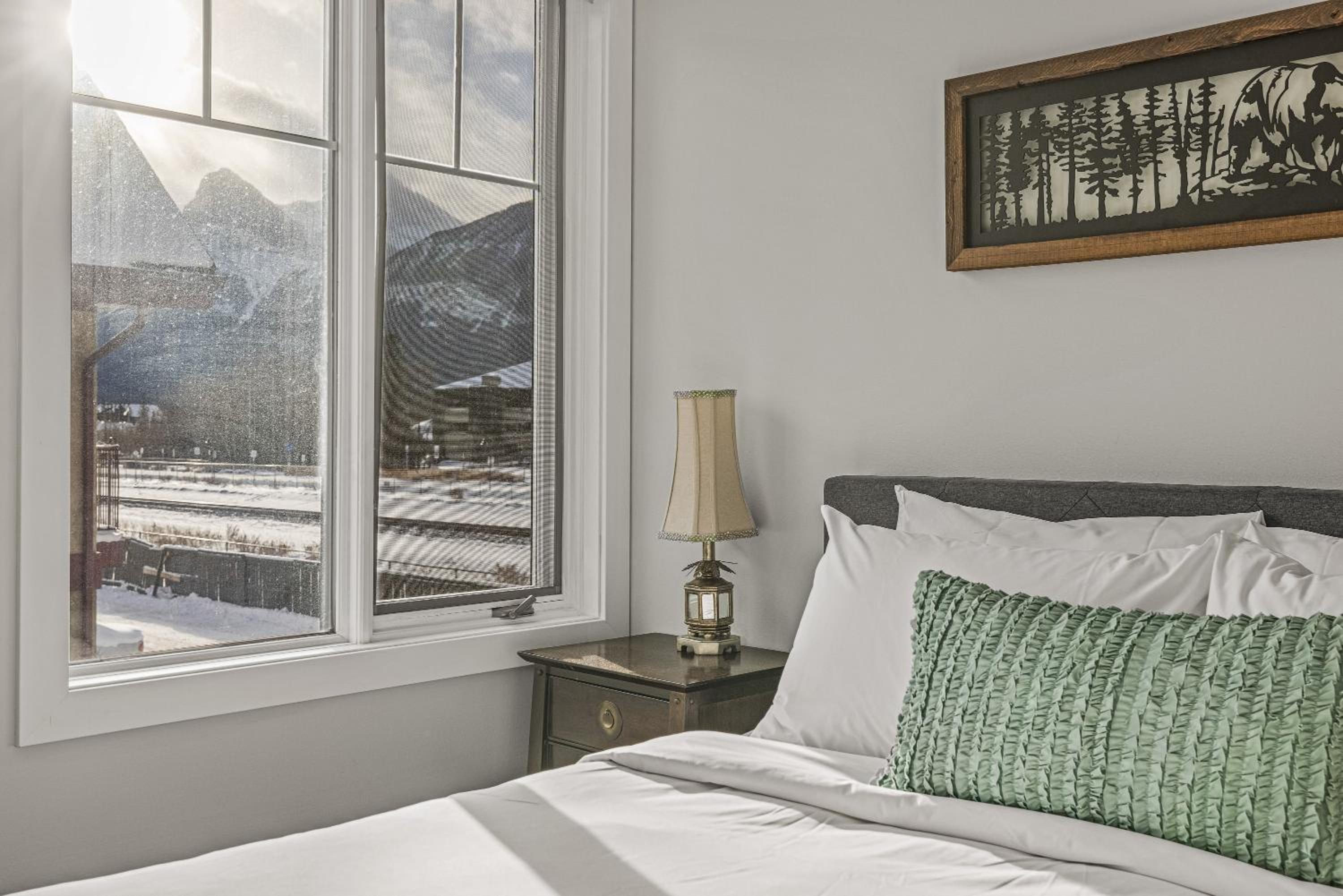 Spectacular Rocky Mountain Views 3BD By The Tracks