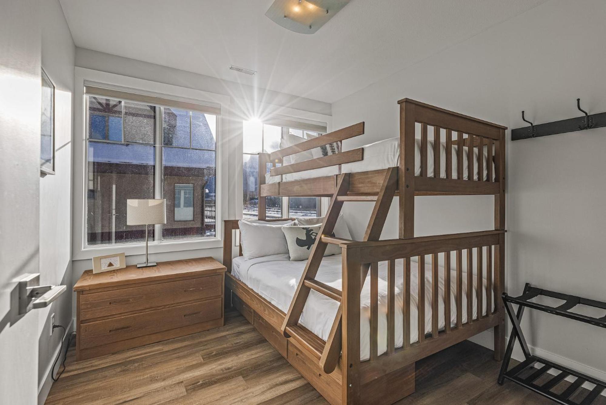 Spectacular Rocky Mountain Views 3BD By The Tracks