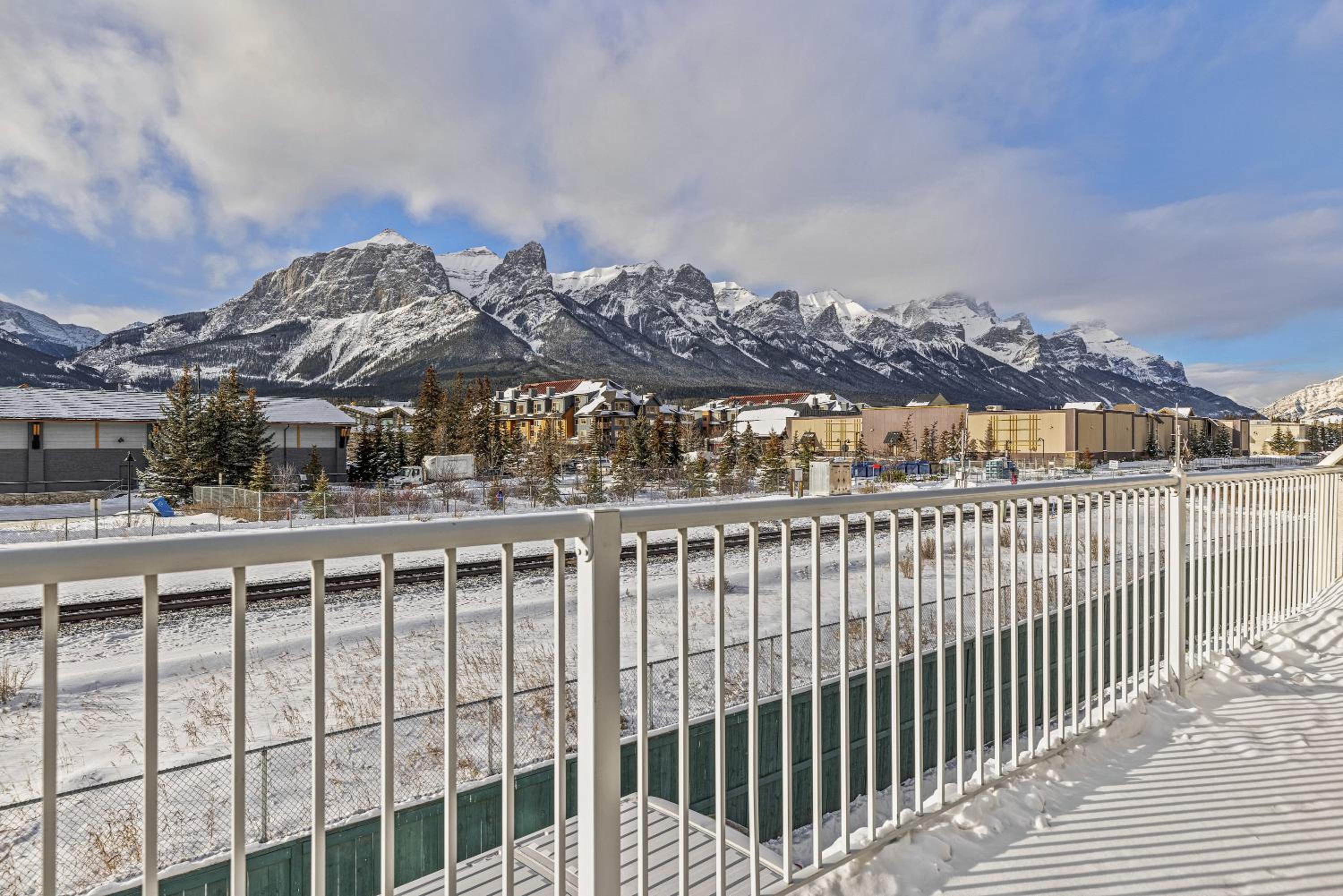 Spectacular Rocky Mountain Views 3BD By The Tracks