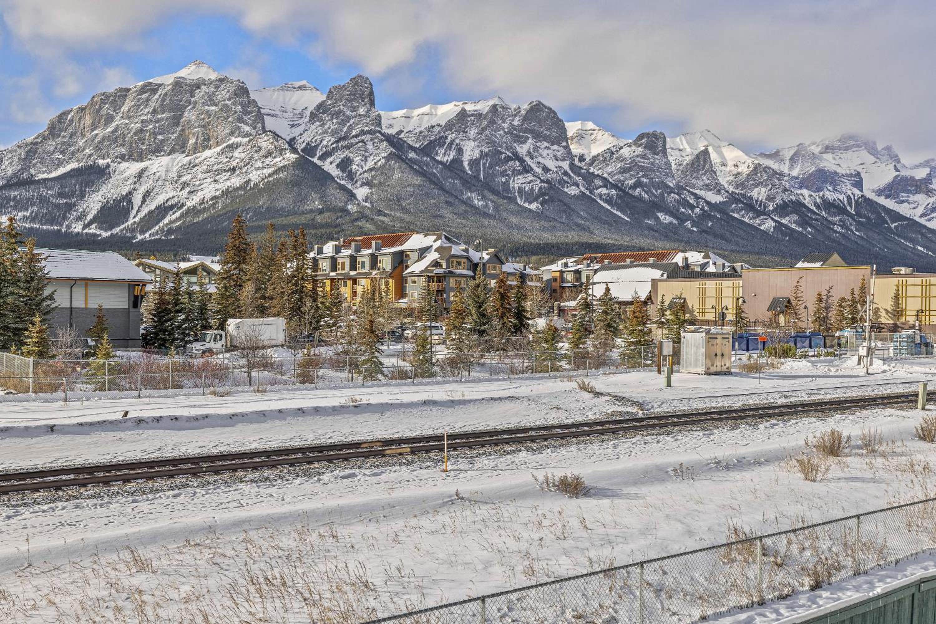 Spectacular Rocky Mountain Views 3BD By The Tracks