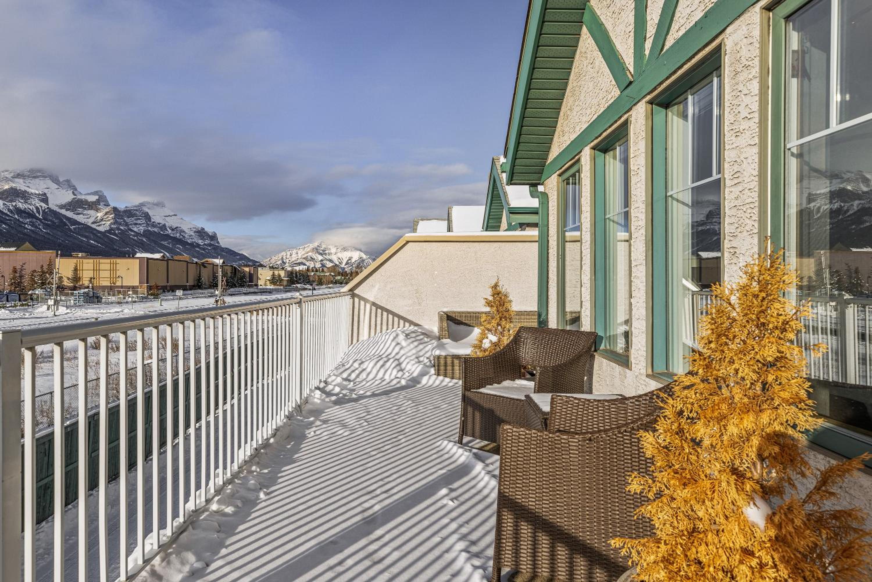 Spectacular Rocky Mountain Views 3BD By The Tracks