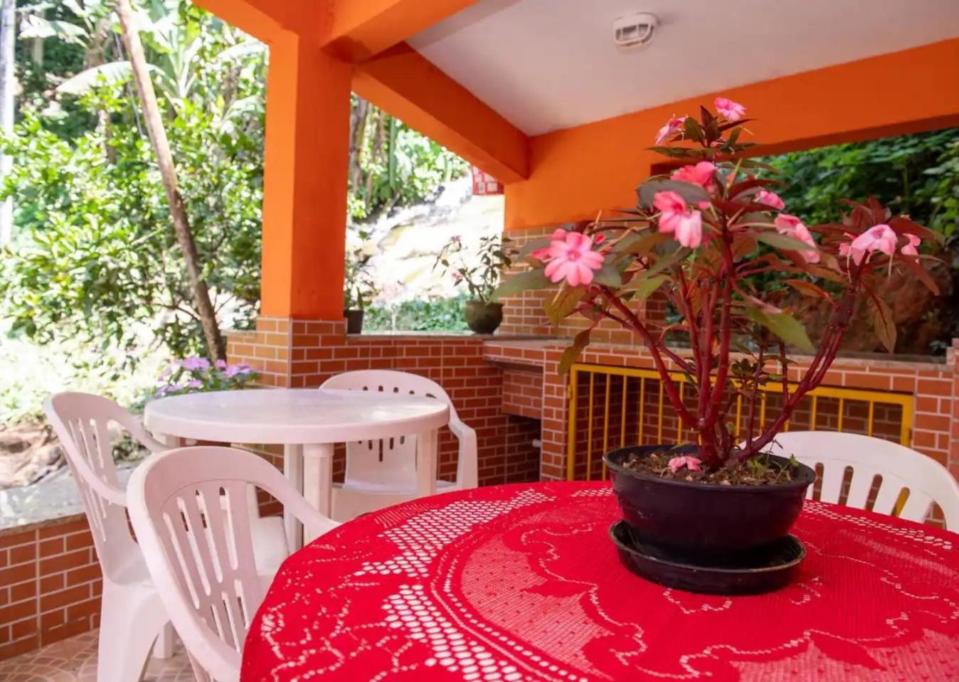 Excelente Casa com varanda, jardim e Wi-fi