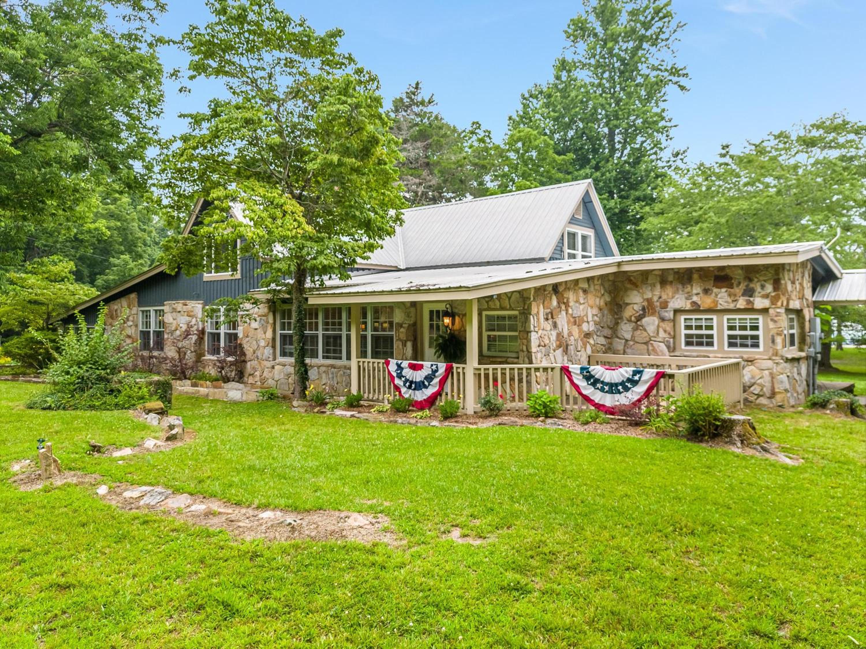 Historic Cragsmere Cabin with Bluff Views view 4