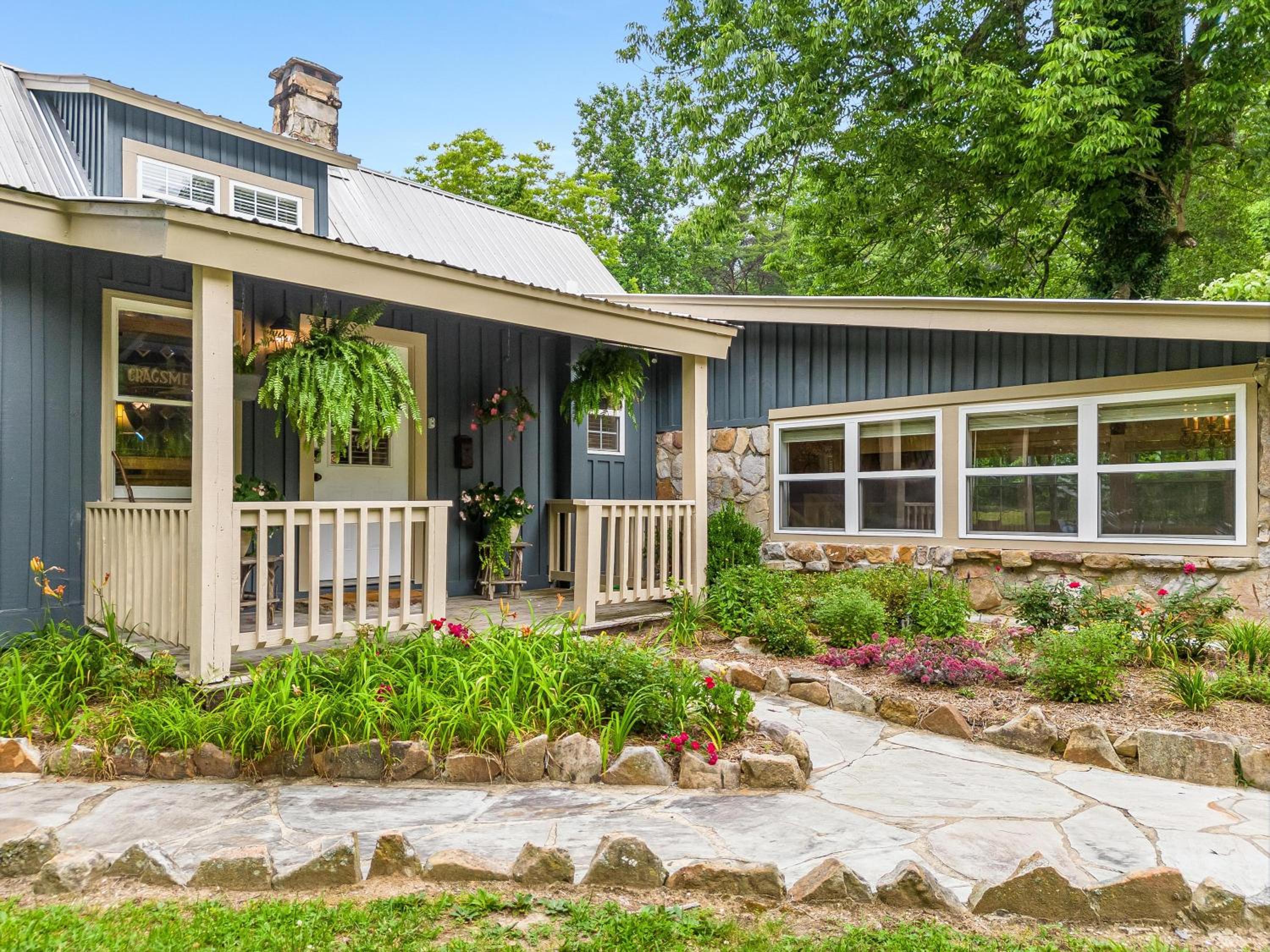 Historic Cragsmere Cabin with Bluff Views view 5