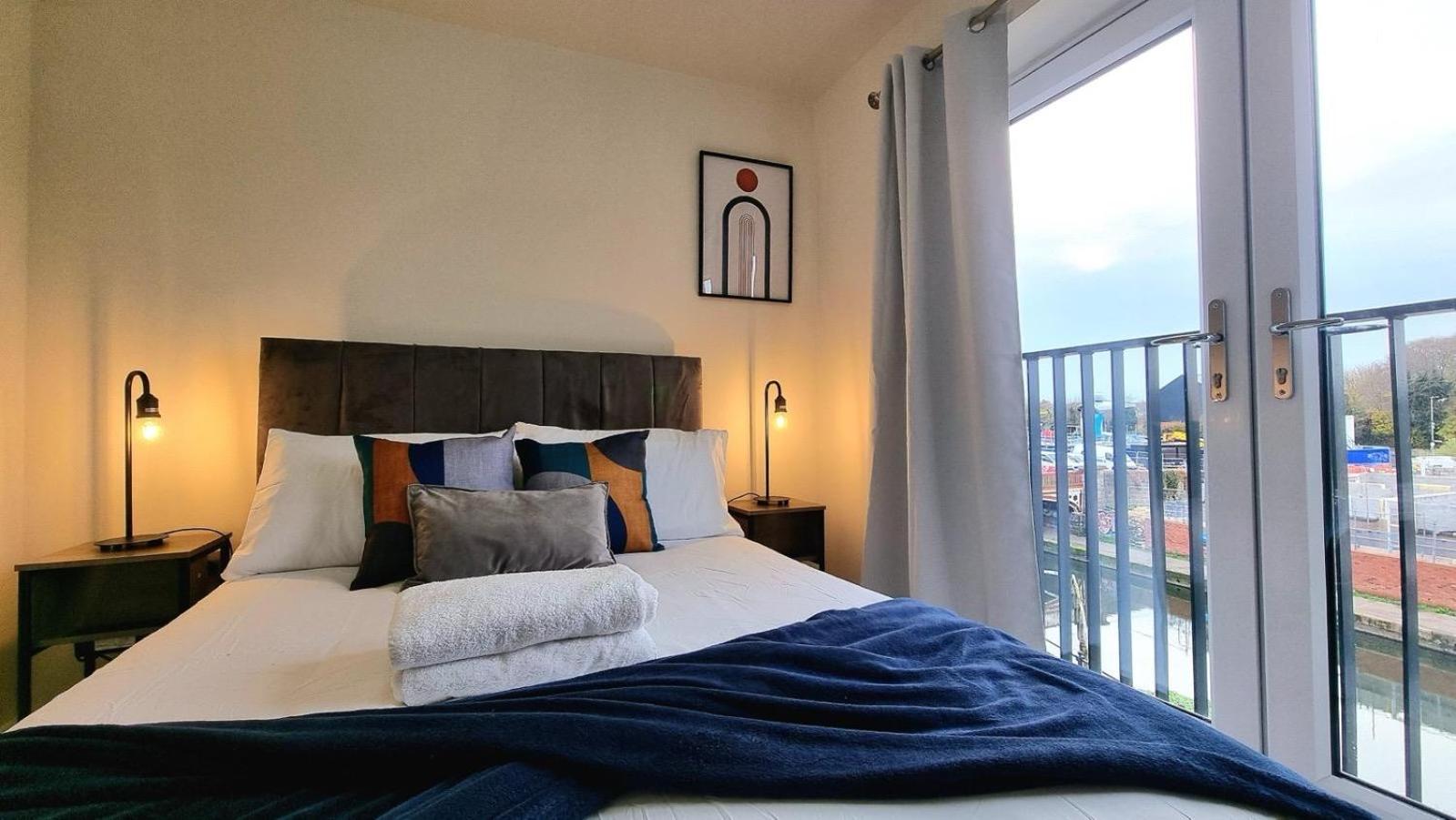4-Bedroom Modern 3-Storey House with Games Room, Canal View & Parking - Leicester view 4