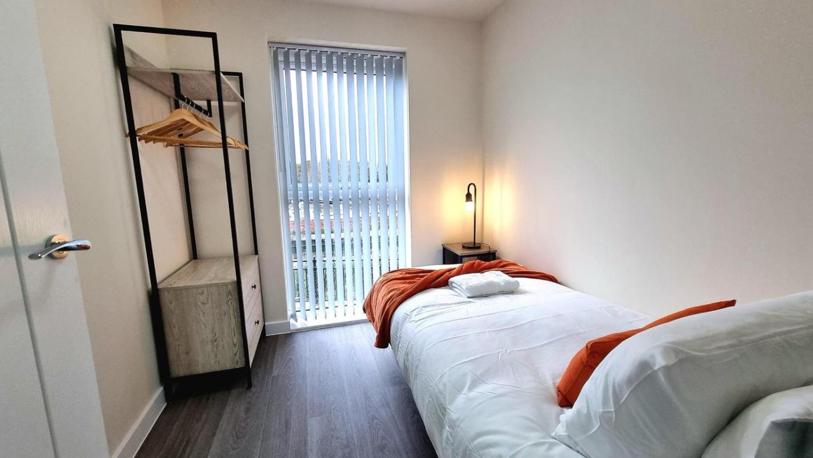 4-Bedroom Modern 3-Storey House with Games Room, Canal View & Parking - Leicester view 5