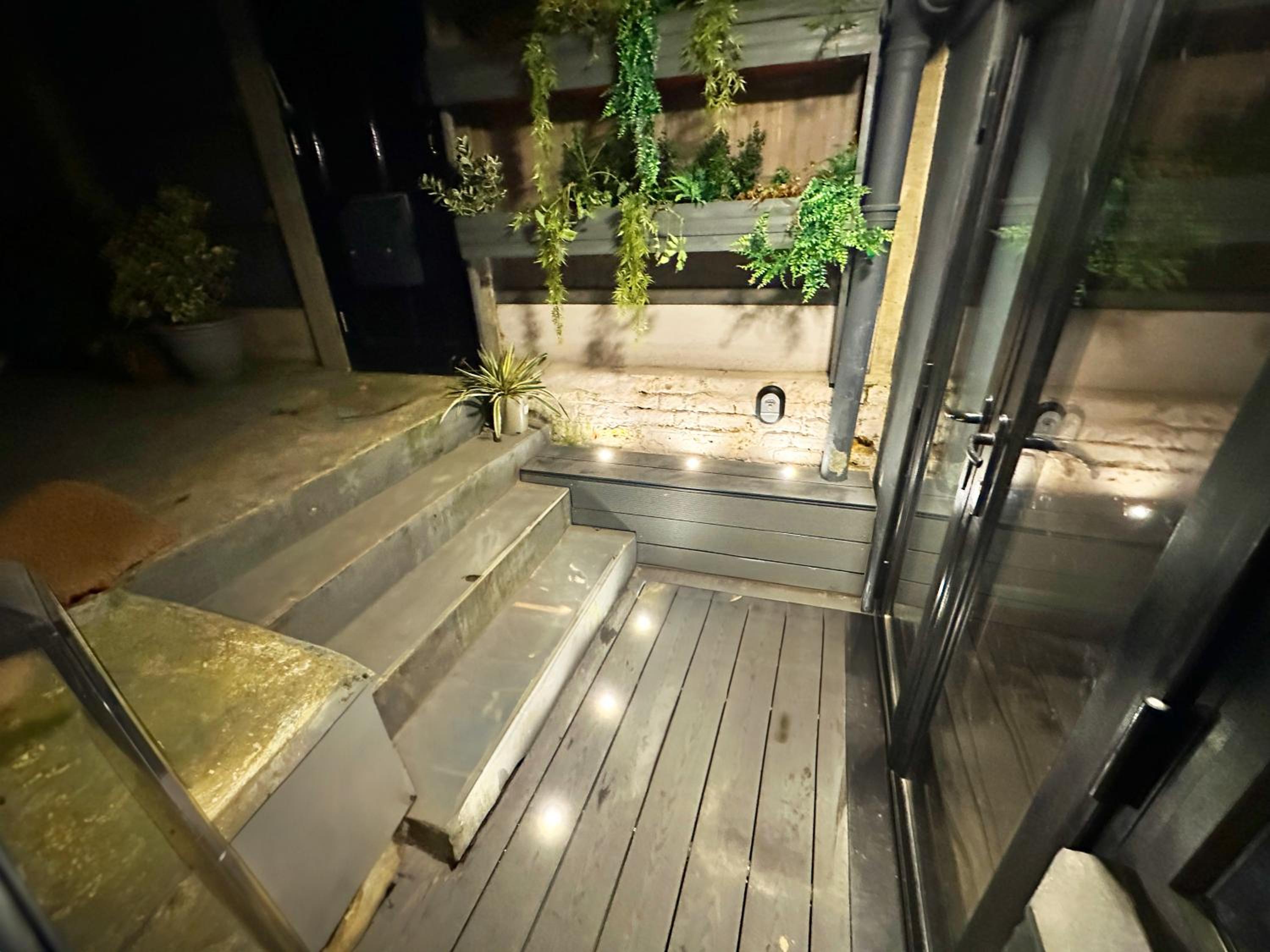 Modern flat with KING bed, garden & outdoor dining